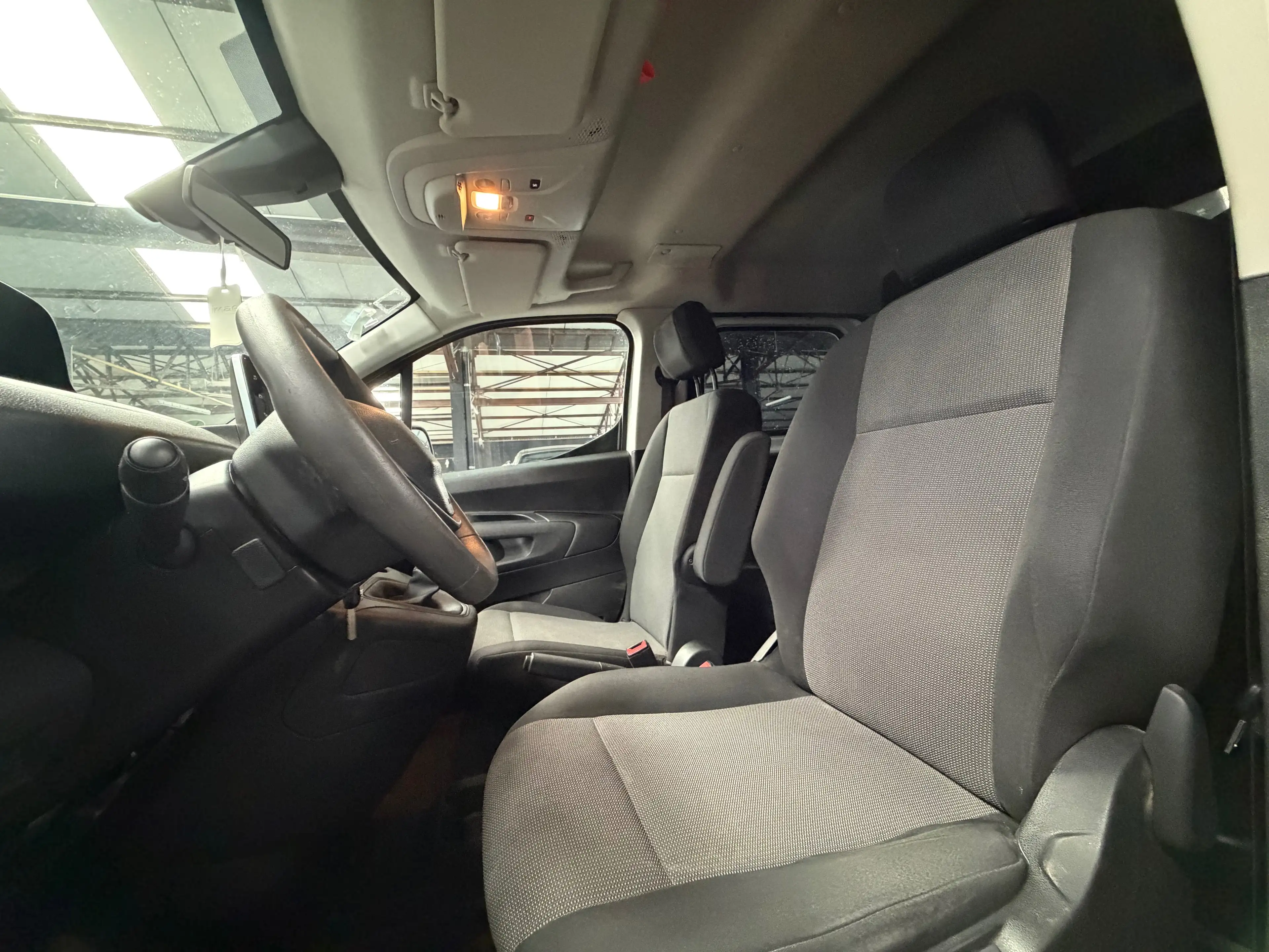 Peugeot Partner 1.2i * 5 PLACES * UTILITAIRE * GPS * RADAR AR — photo 8
