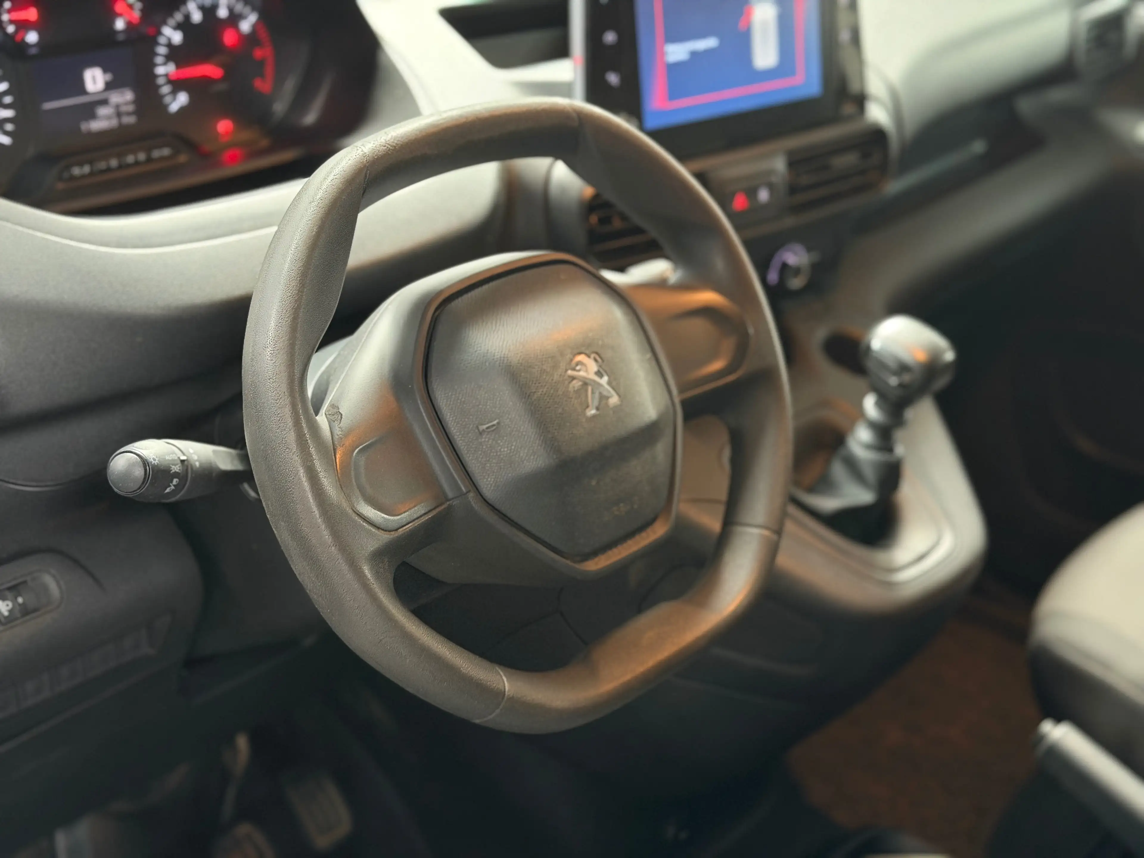Peugeot Partner 1.2i * 5 PLACES * UTILITAIRE * GPS * RADAR AR — photo 7