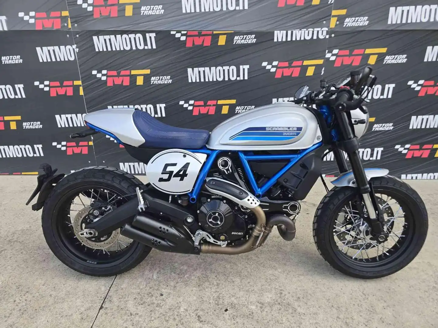 Ducati Scrambler cafe racer Export Video 360 Azul - 1