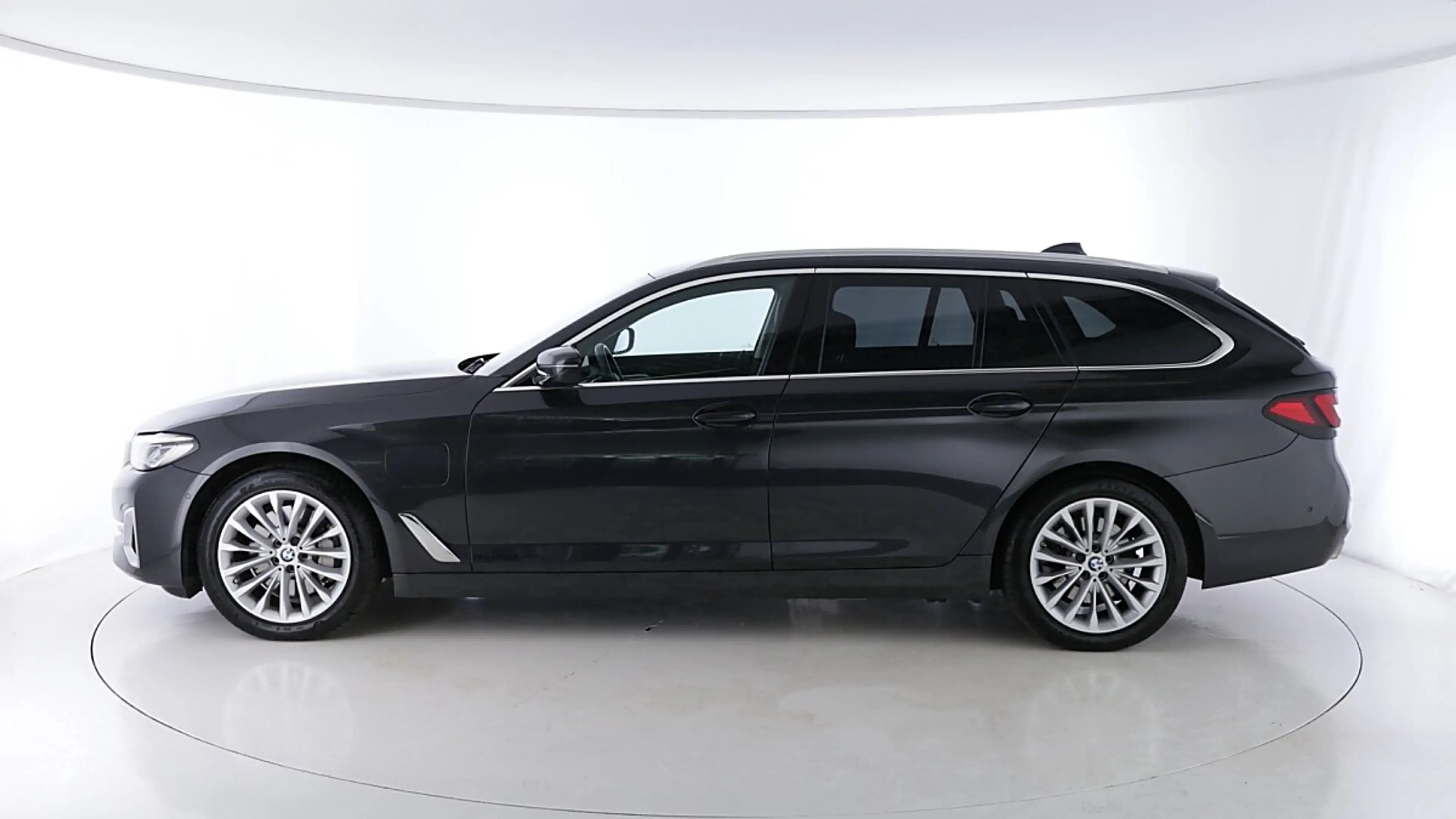 BMW 530 e xDrive Touring Aut. — photo 2