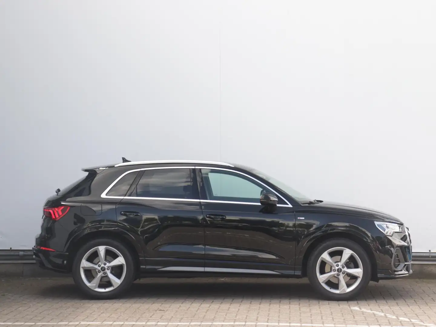 Audi Q3 35 TFSI Pro Line S | S-line in- en exterieur | Ele Zwart - 2