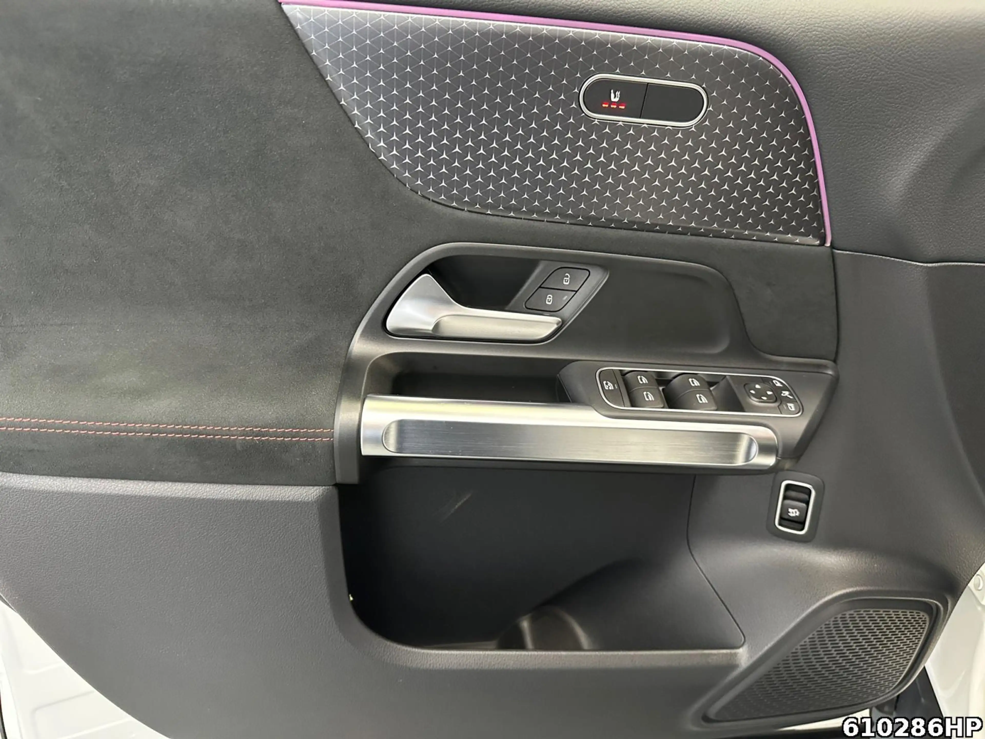 Mercedes-Benz EQB 300 4M AMG Night 7Sitzer Distronic Totw LED — photo 9