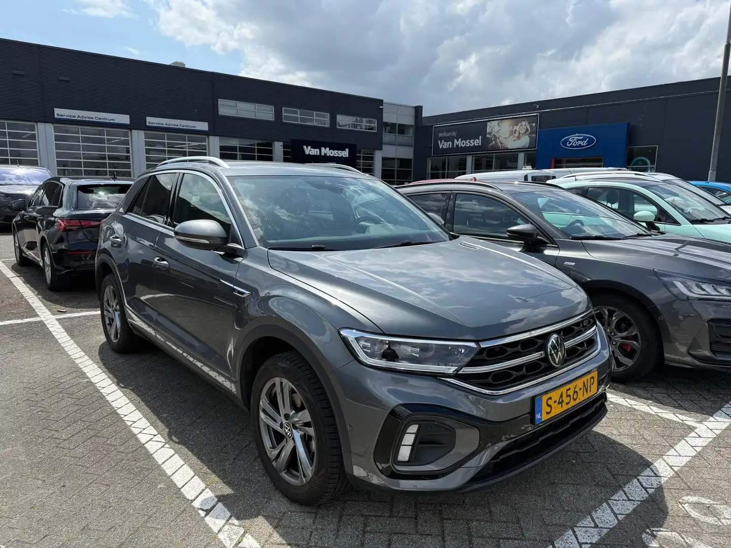 Volkswagen T-Roc 1.5 TSI R-Line | NAVIGATIE | CAMERA | KLIMAATREGEL Grijs - 2