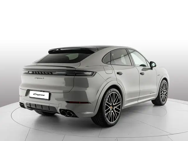 Porsche Cayenne view 3