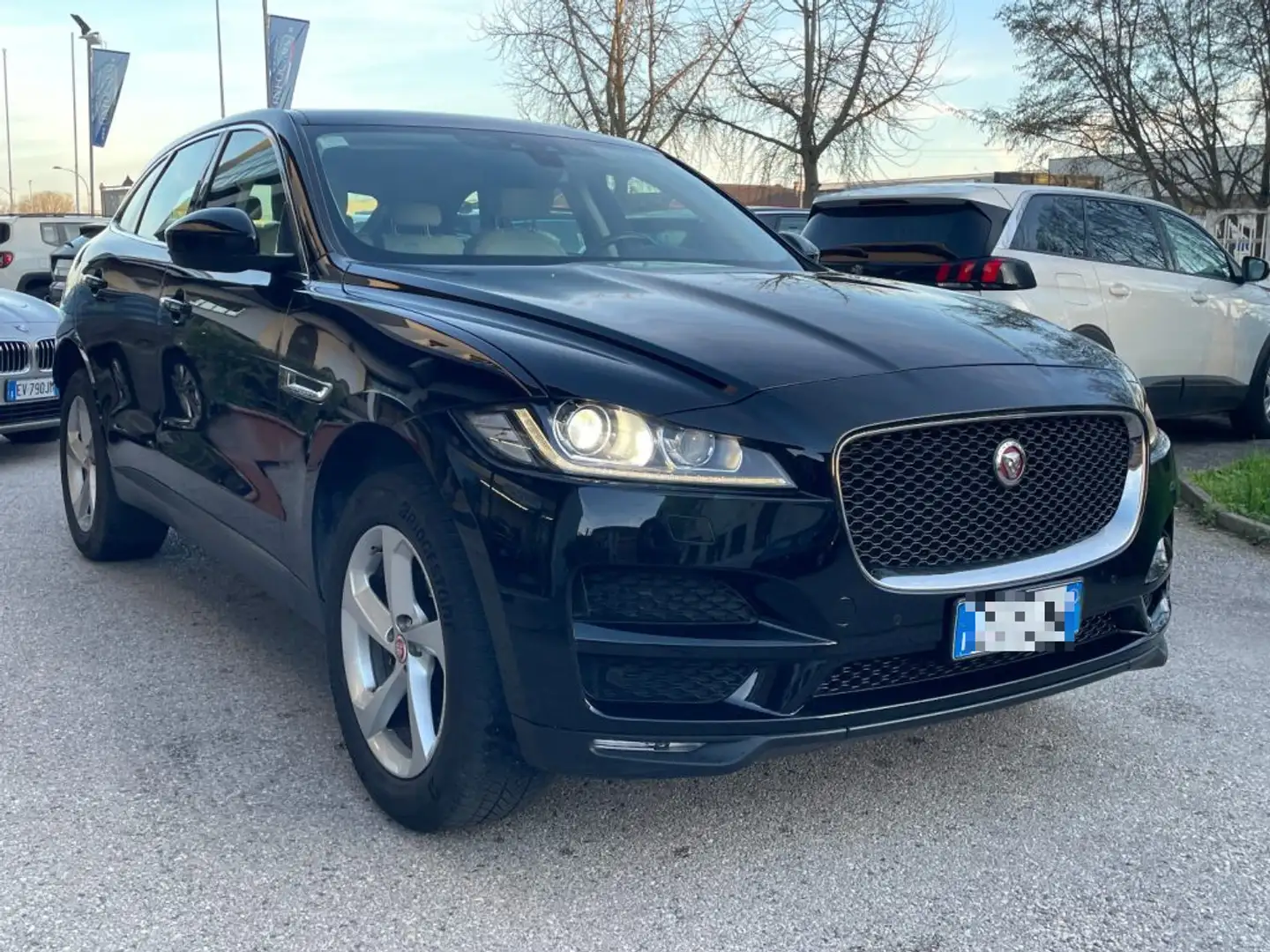 Jaguar F-Pace 2.0 D 180 CV AWD aut. Prestige Černá - 1