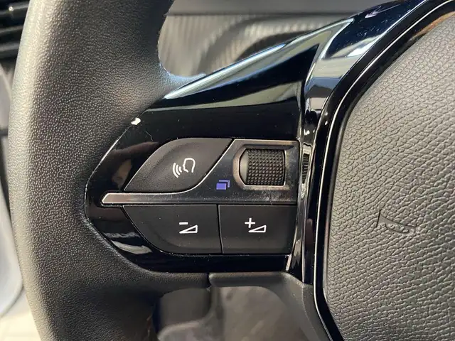 Peugeot 208 view 13