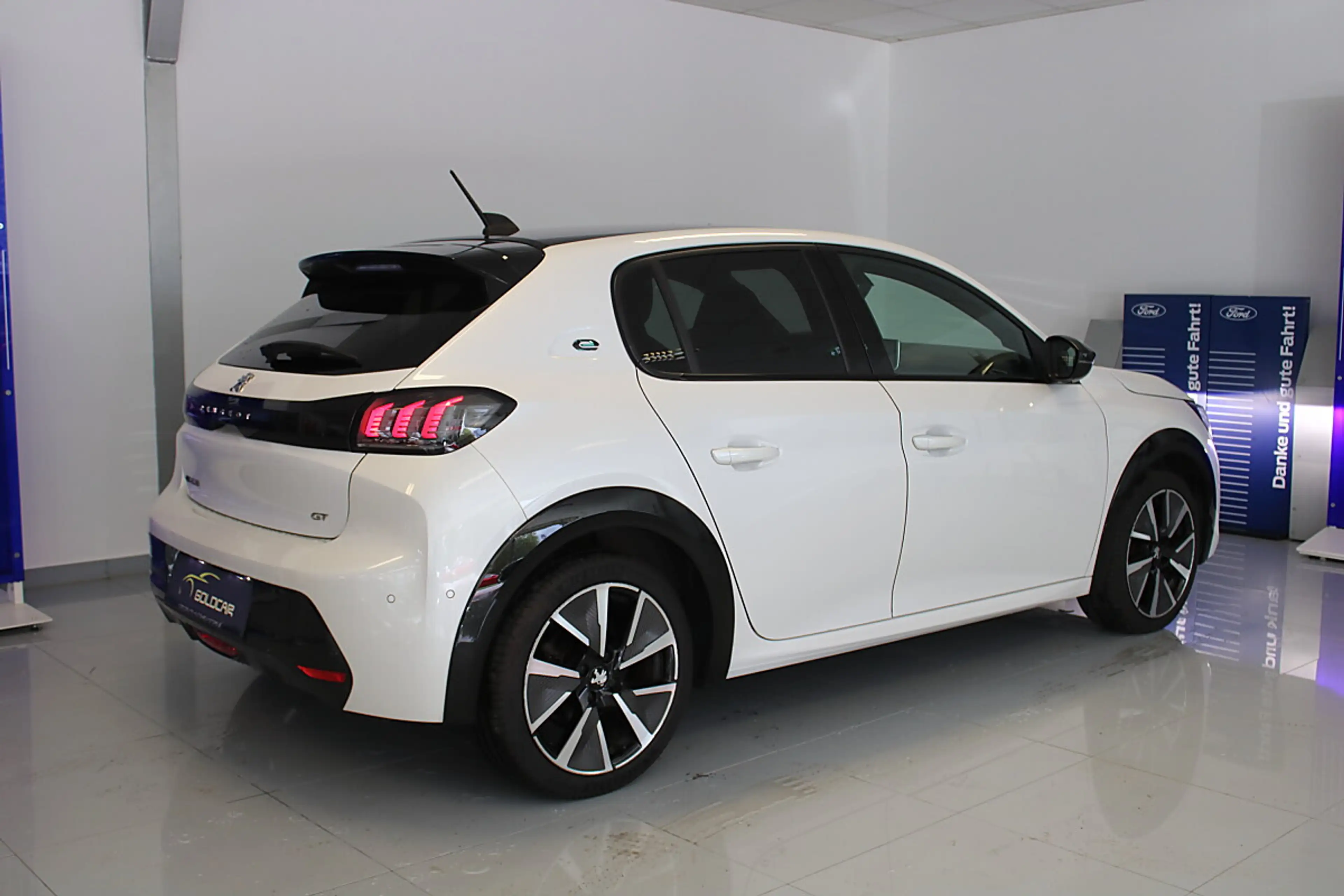 Peugeot e-208 50kWh GT Pack — photo 3