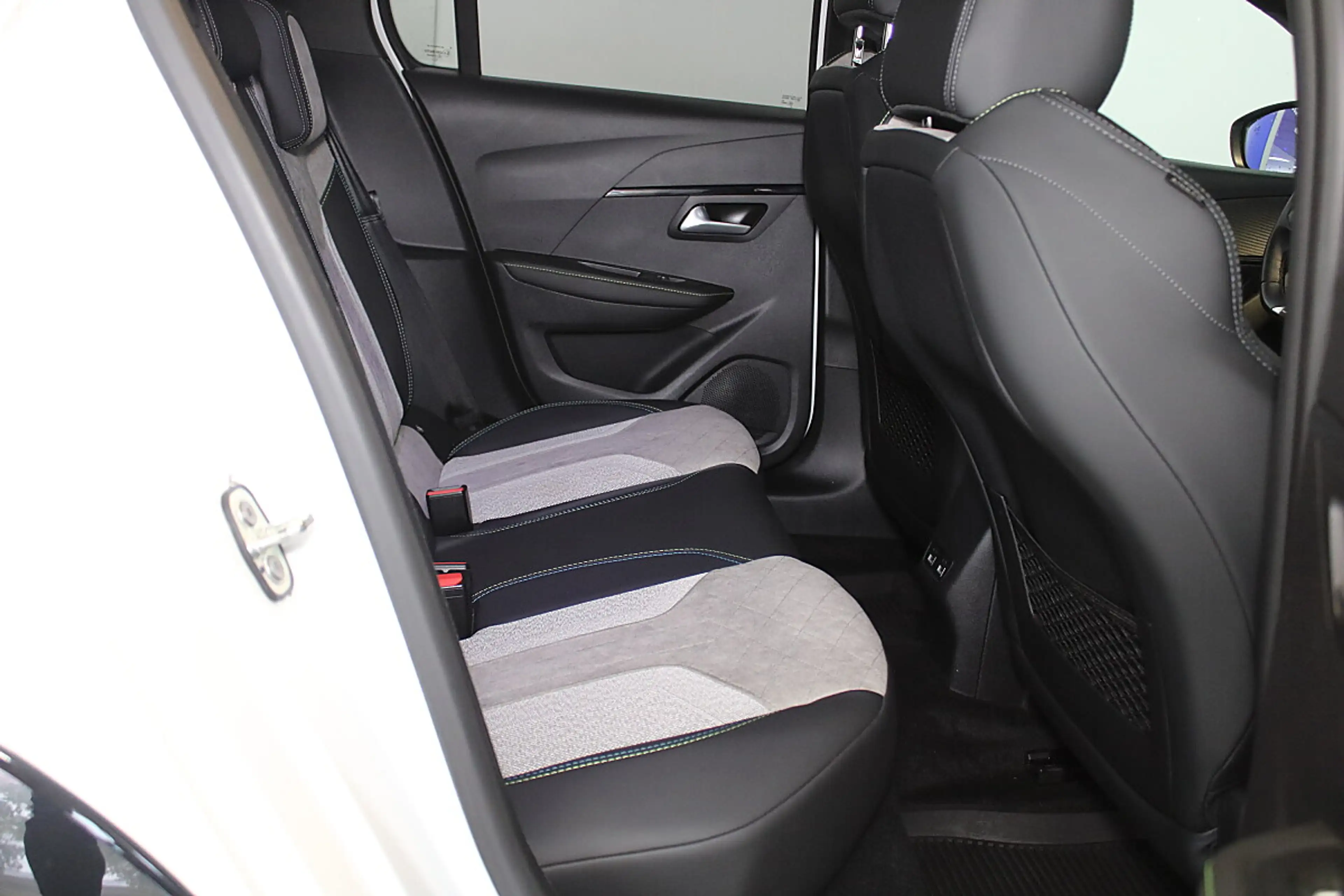 Peugeot e-208 50kWh GT Pack — photo 6