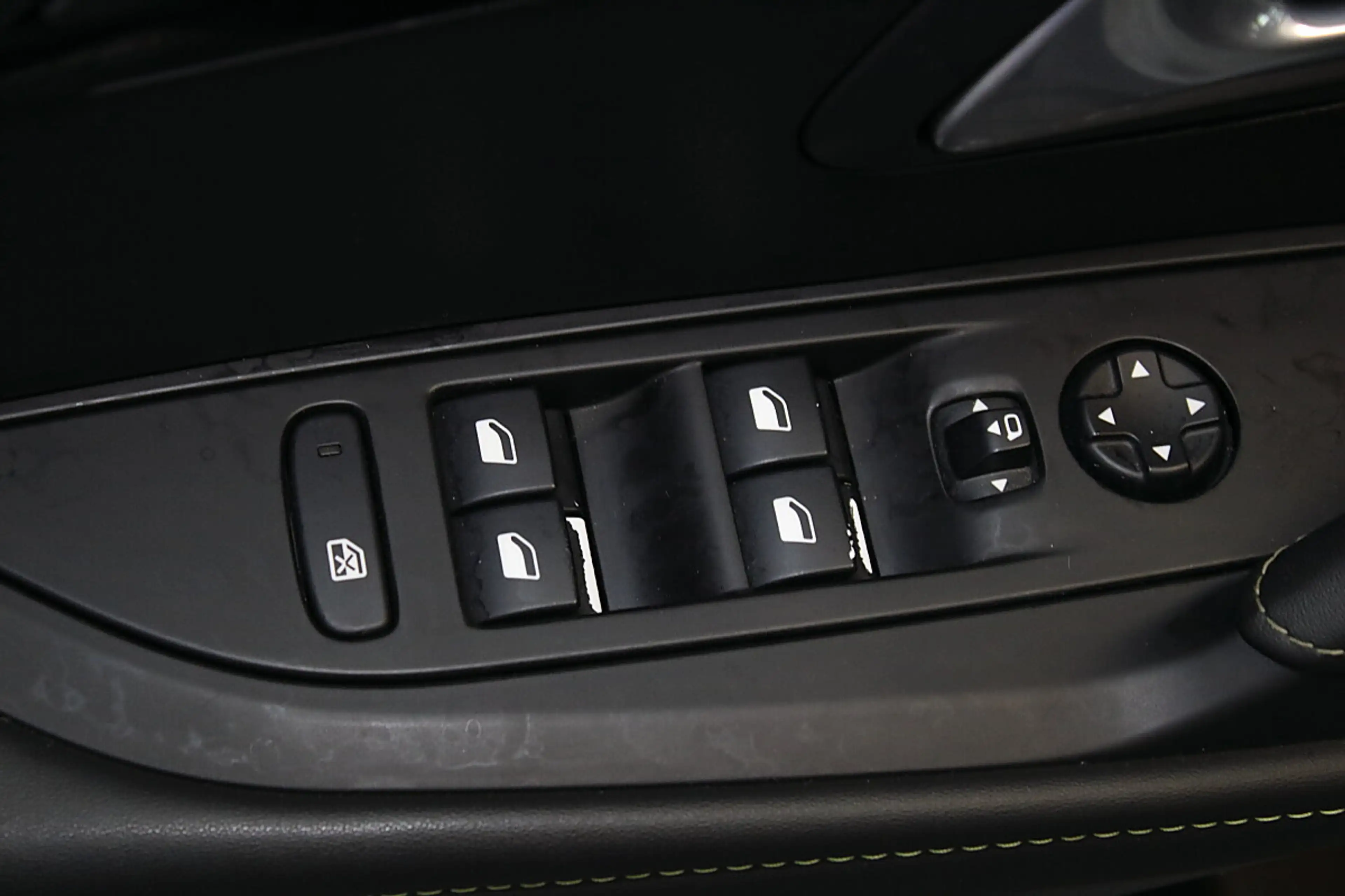 Peugeot e-208 50kWh GT Pack — photo 12