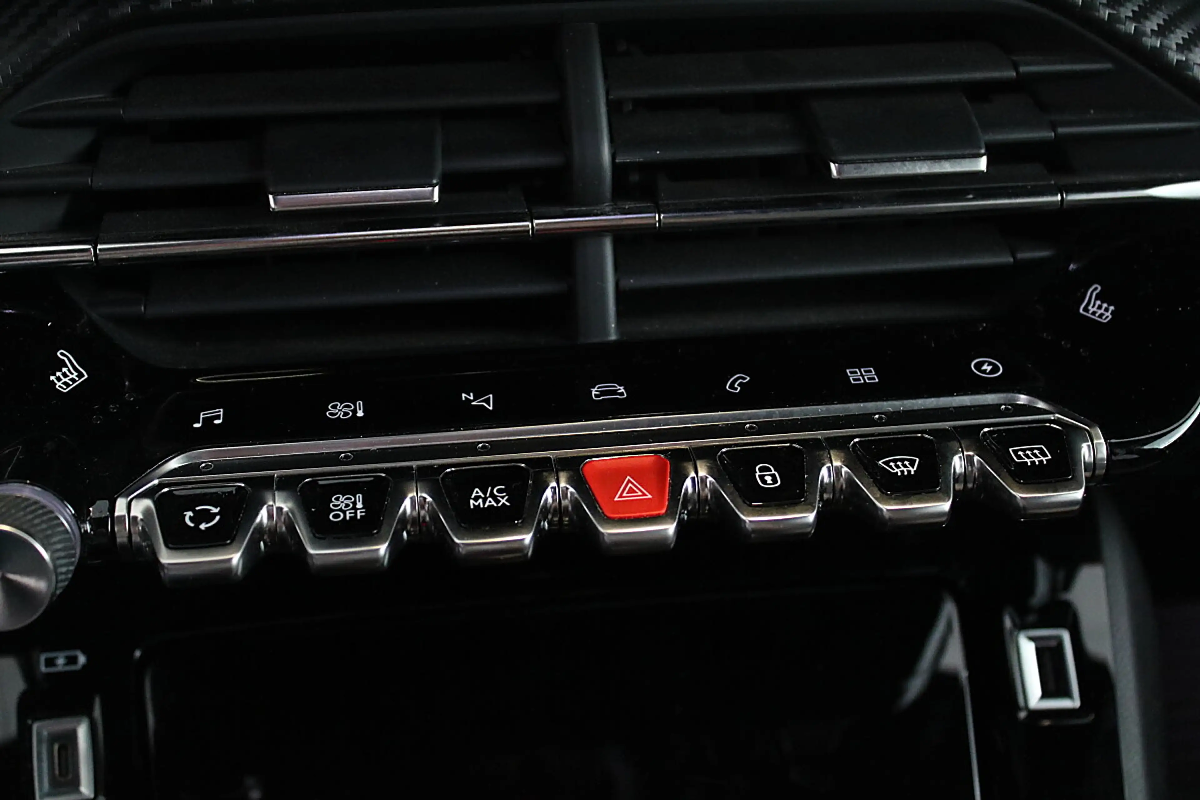 Peugeot e-208 50kWh GT Pack — photo 15