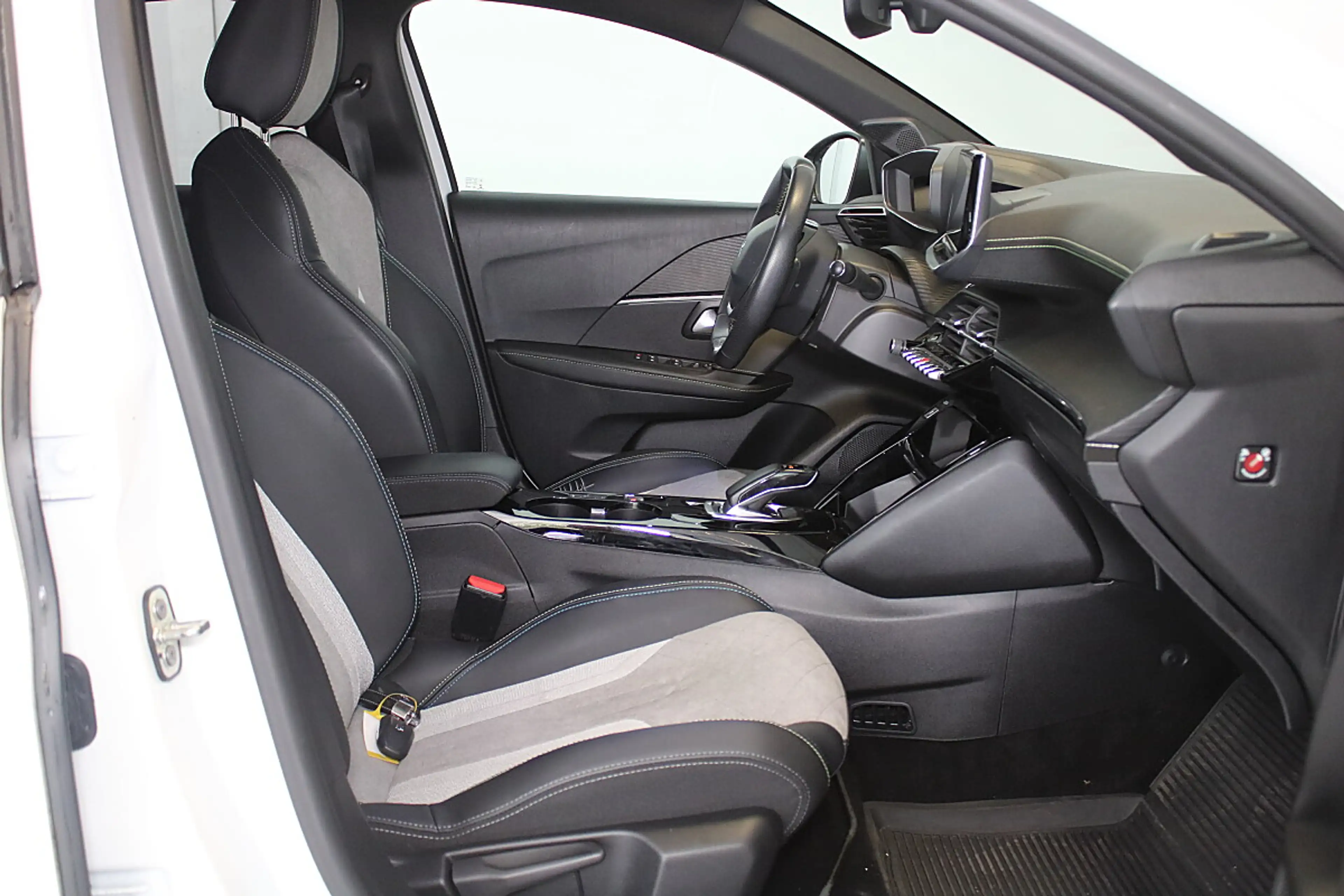 Peugeot e-208 50kWh GT Pack — photo 4