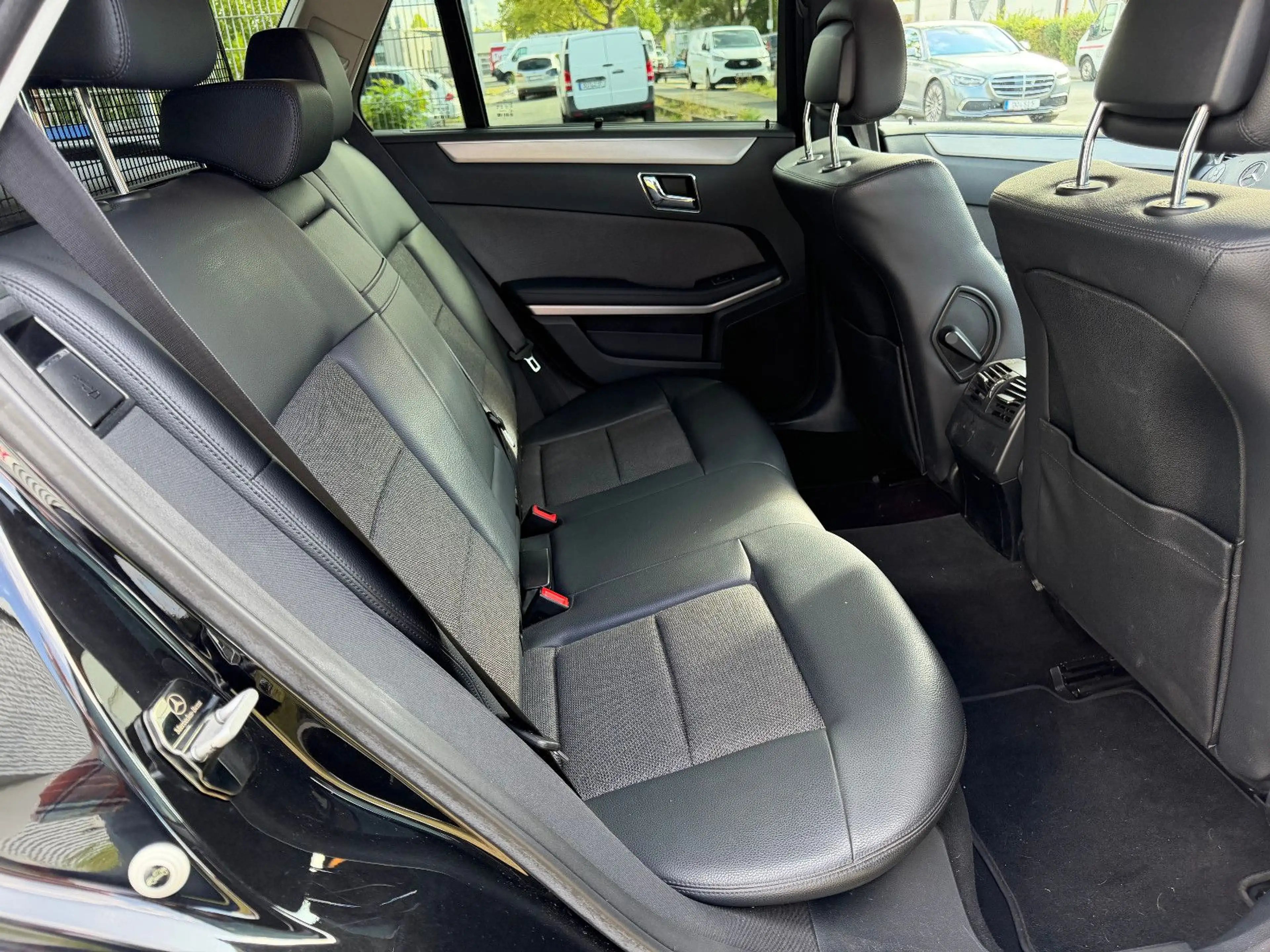 Mercedes-Benz E 350 CGI BlueEff. AUT/NAVI/LEDER/XENON/STHZ/PDC — photo 11