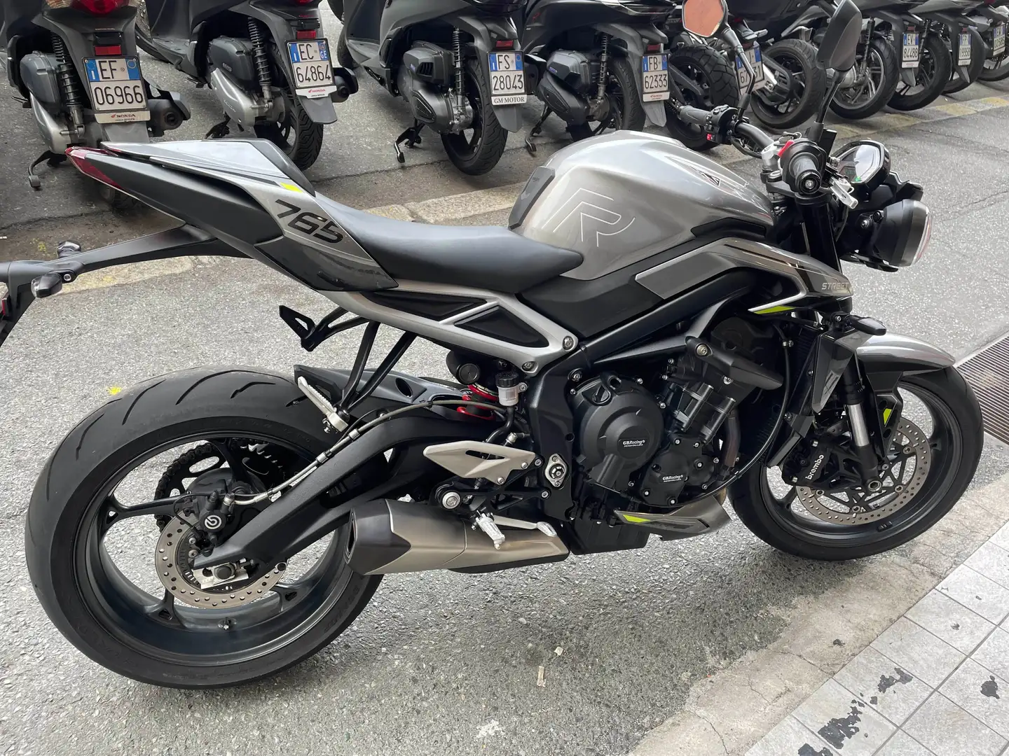 Triumph Street Triple 765 R Grigio - 2