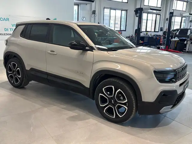 Jeep Avenger view 3