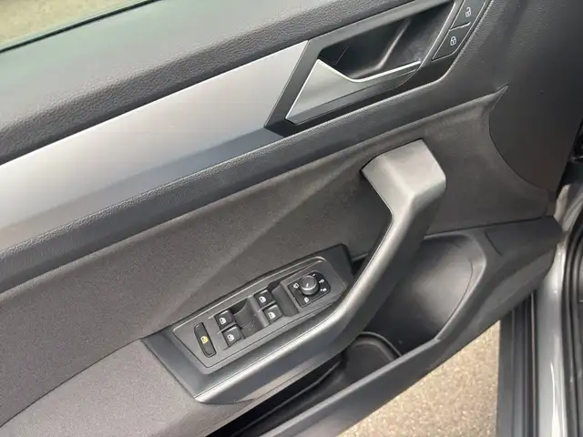 Volkswagen T-Roc view 15