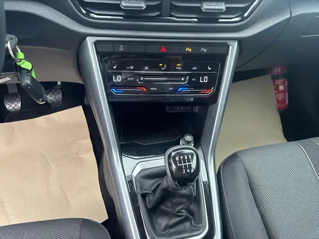 Volkswagen T-Roc view 12