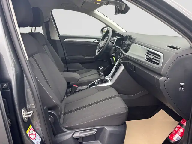 Volkswagen T-Roc view 11