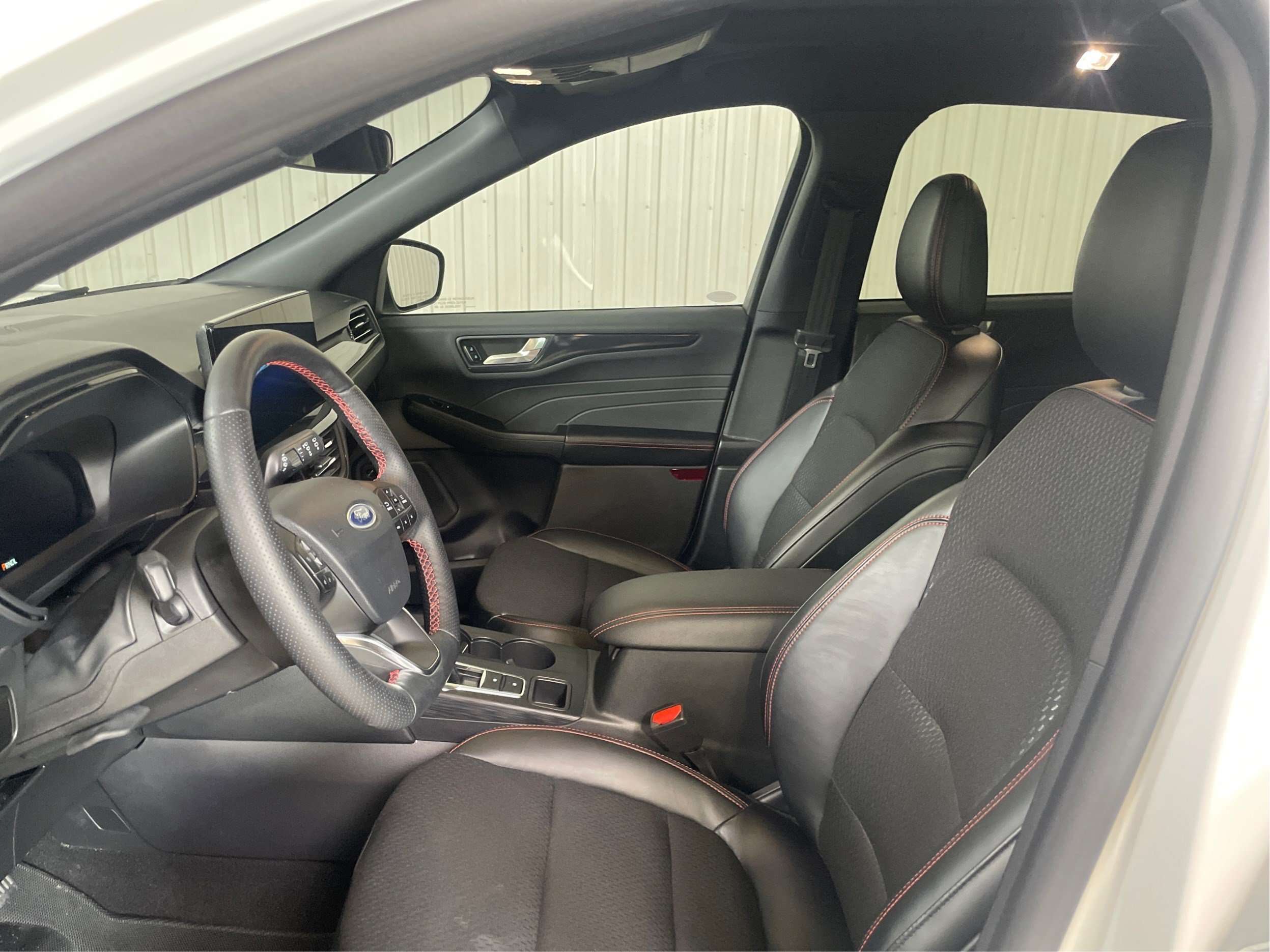 2025 Ford Escape ST-Line Select AWD Mags Cuir Toit Pano GPS Sièges — снимка 1