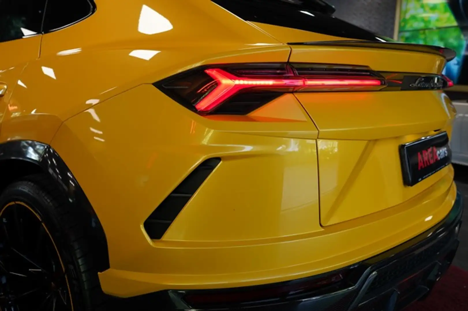 Lamborghini Urus P.CAPSULE AKRAPOVIC CARBON PANO HUD 360 Geel - 2