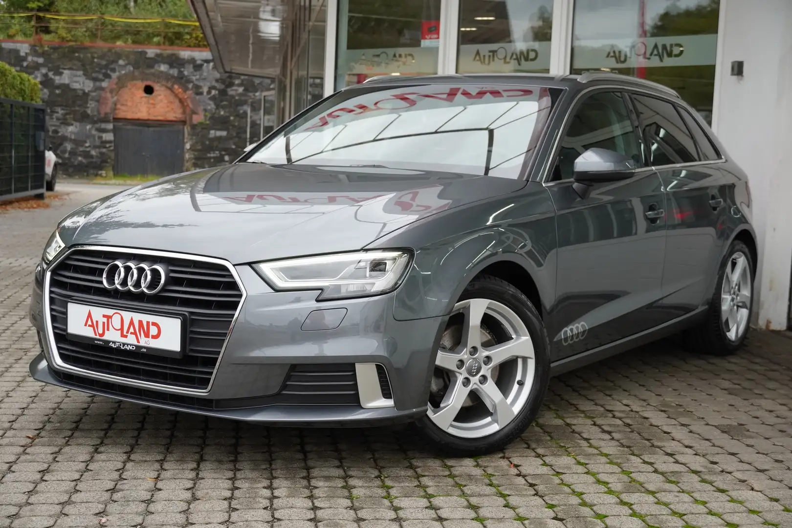 Audi A3 Sportback 35 1.5TFSI LED Navi Sitzheizung DAB Grau - 2