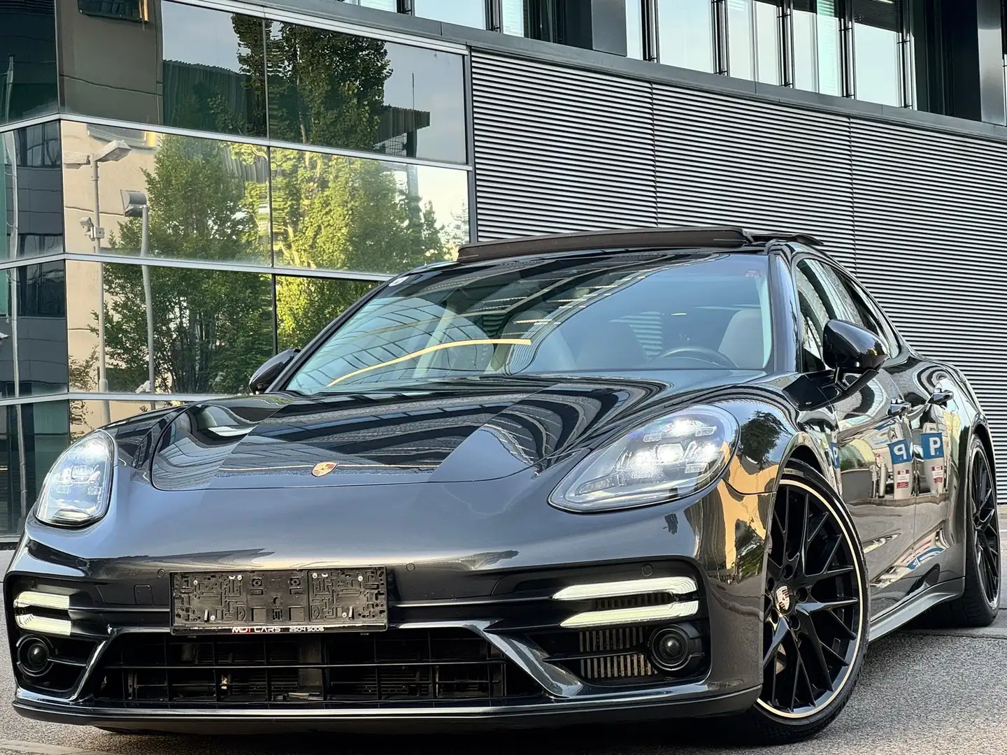 Porsche Panamera 4 E-HYBRID|TURBO OPTIK DEEP|WIDE|LOUD|SPORTDESIGN Grau - 1