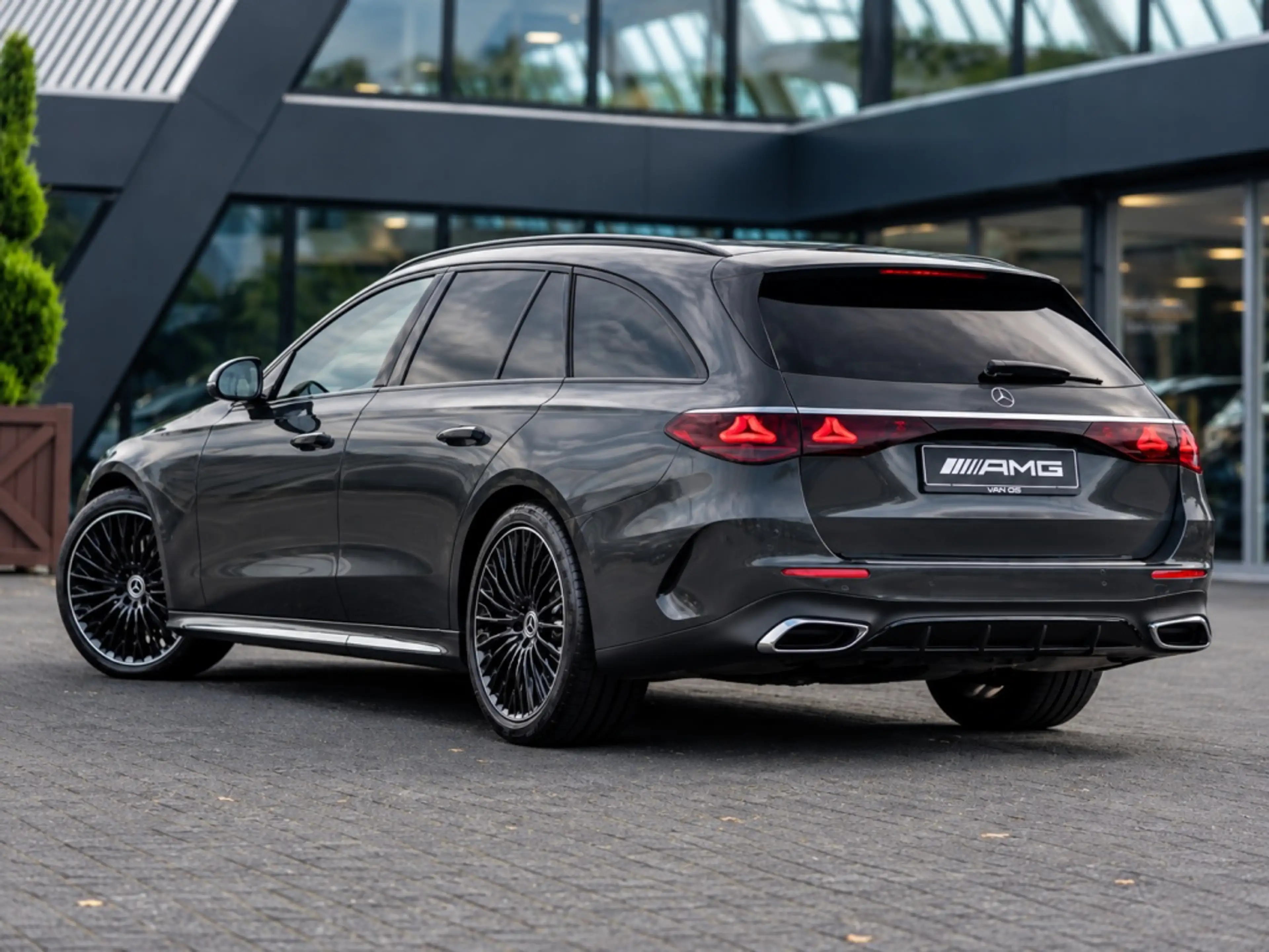 Mercedes-Benz E 450 E-Estate 4MATIC Estate | AMG Line | Premium Plus | — photo 4