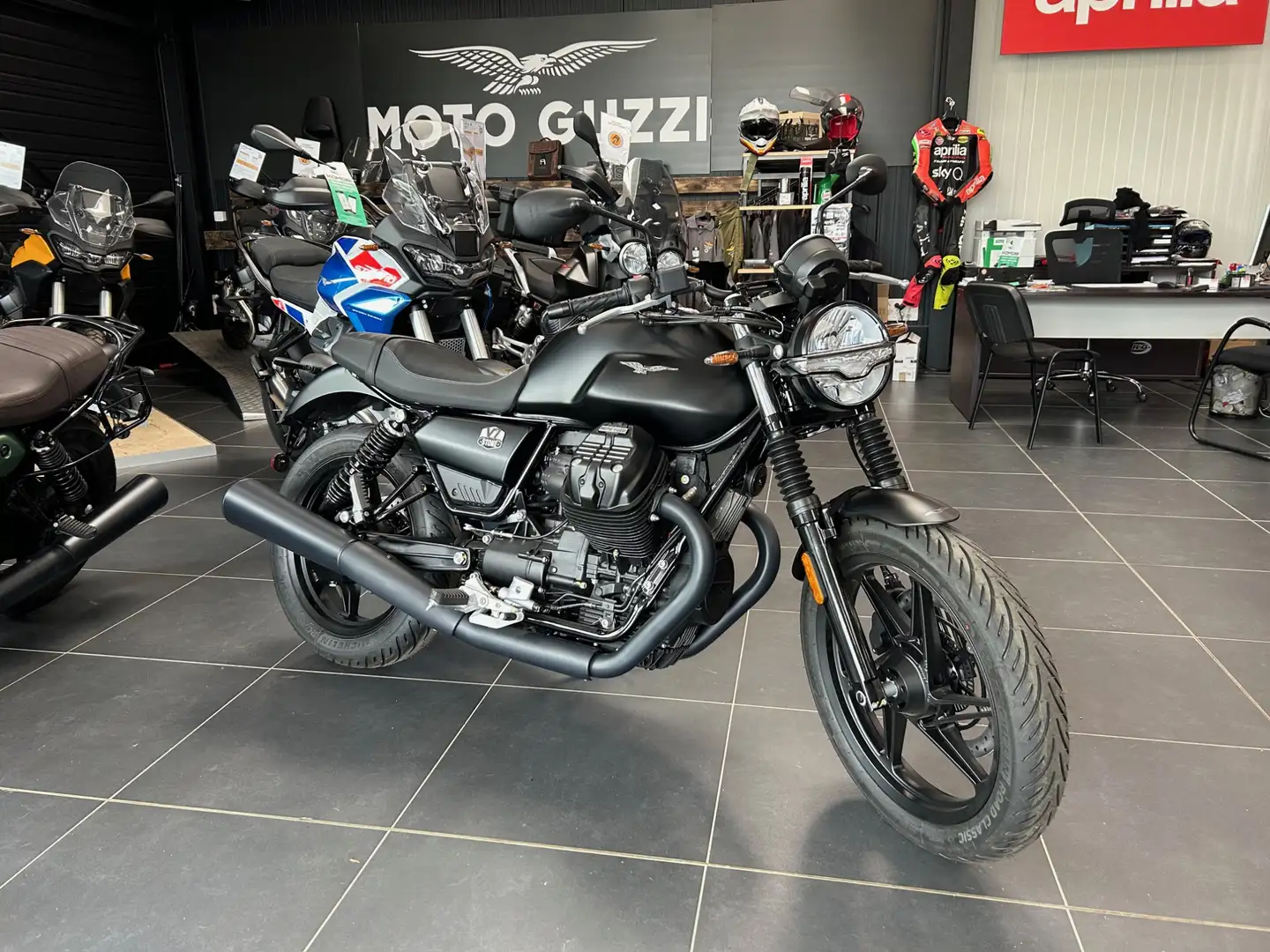Moto Guzzi V 7 Noir - 1