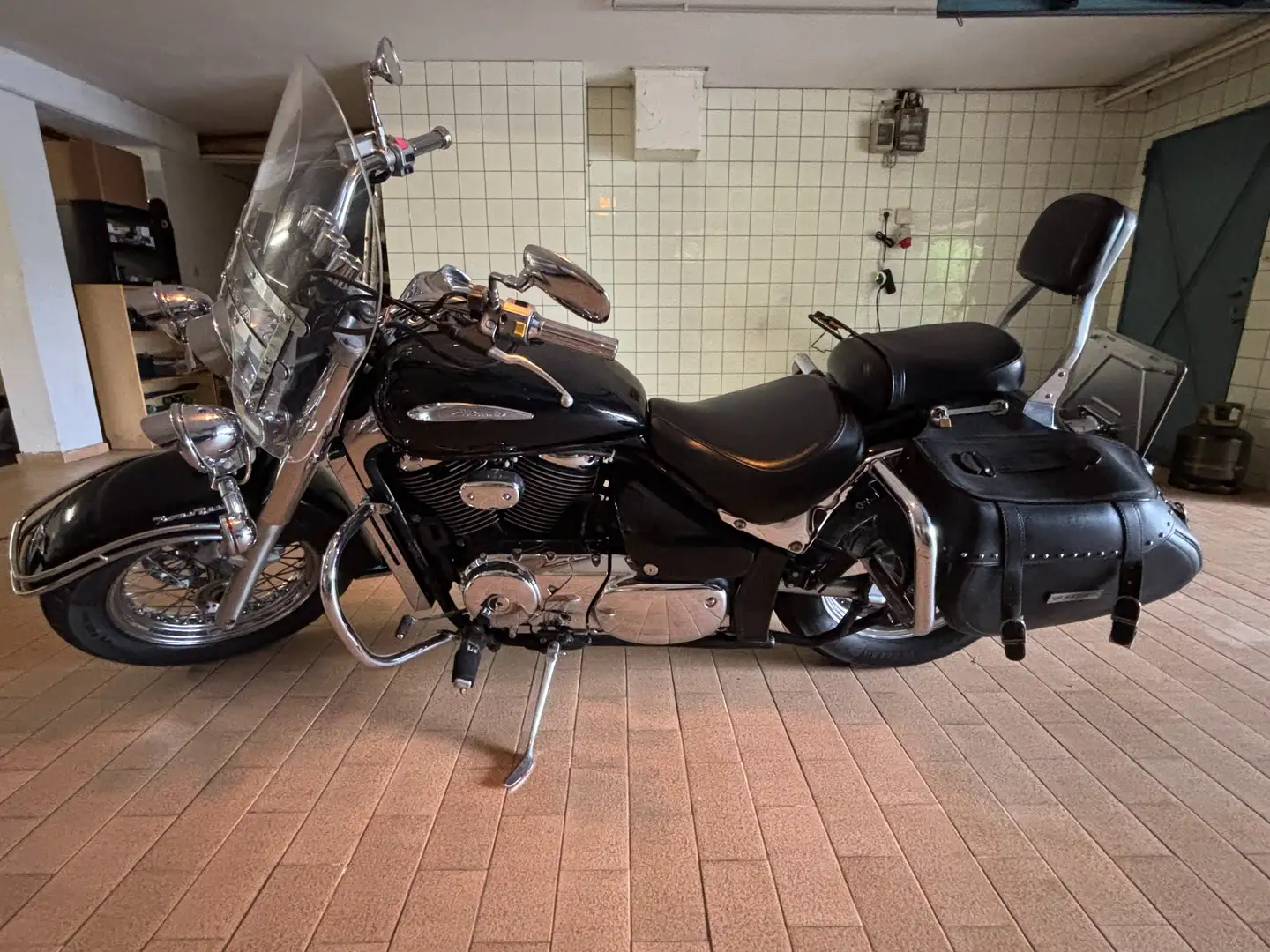 Suzuki VL 800 Suzuki VL 800 Valusia, schwarz mit viel Chrom Noir - 2