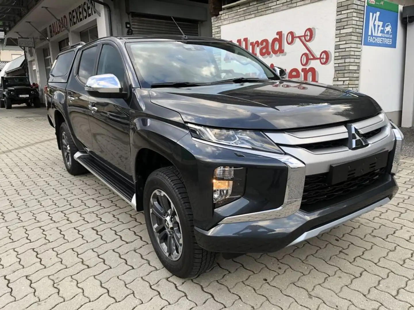 Mitsubishi L200 2,2 DI-D HP 4WD Doppelkabine Intense Grau - 2