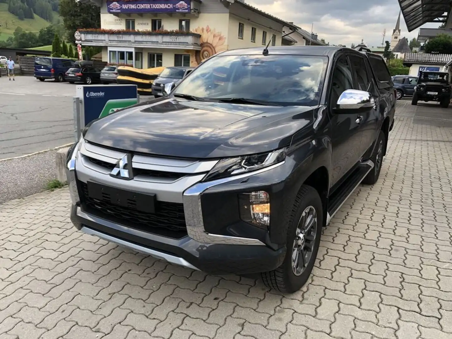 Mitsubishi L200 2,2 DI-D HP 4WD Doppelkabine Intense Grau - 1