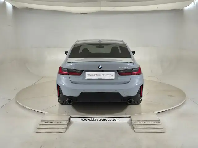 BMW 3 Series view 4