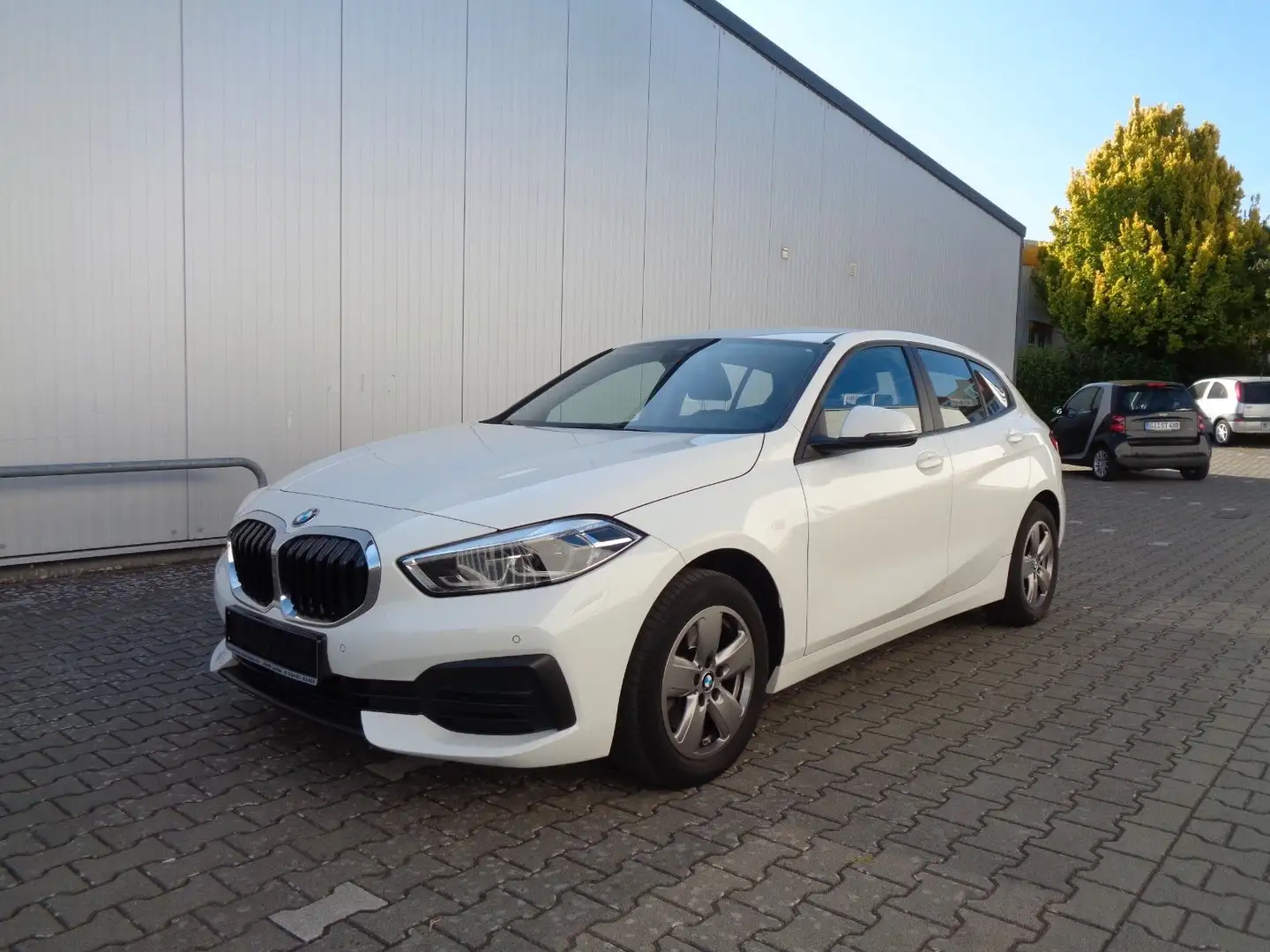 BMW 118 i  Aut. Navi Cockpit, DAB. SHZ, LM 16', LED Weiß - 1