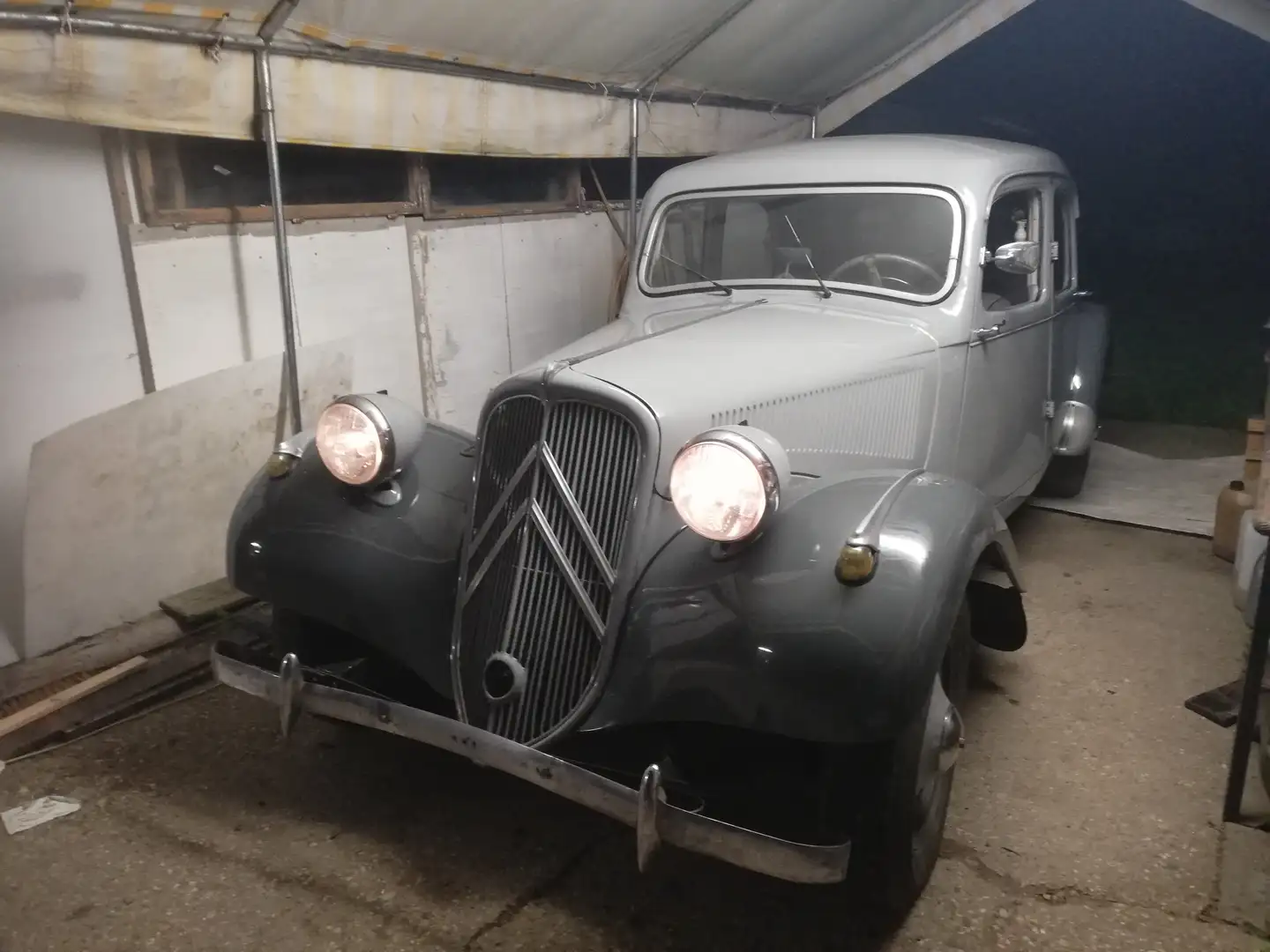 Citroen Traction 11 CV Avant Légére Grau - 1