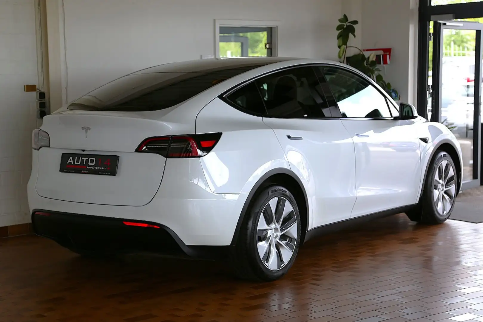 Tesla Model Y Basis RWD Panorama Kamera Autopilot 1.HD Weiß - 2