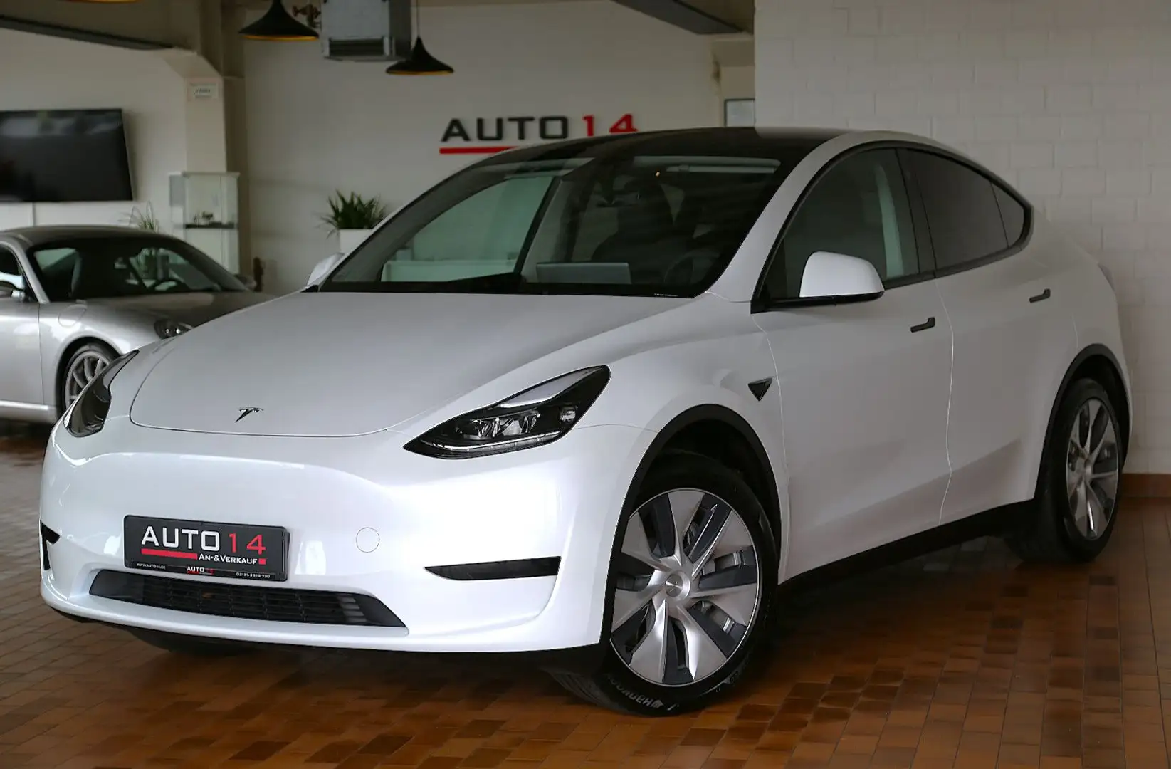 Tesla Model Y Basis RWD Panorama Kamera Autopilot 1.HD Weiß - 1