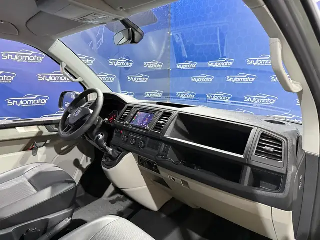 Volkswagen Transporter view 13
