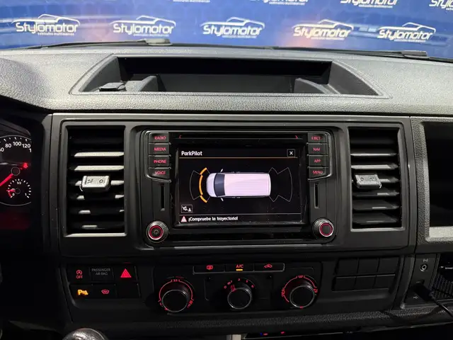 Volkswagen Transporter view 12