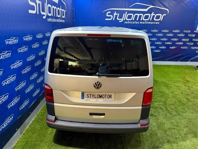 Volkswagen Transporter view 4