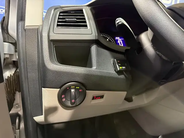Volkswagen Transporter view 15