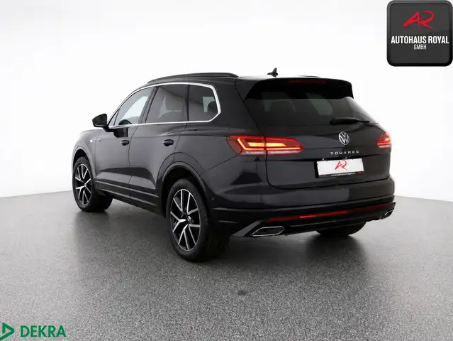 Volkswagen Touareg view 3
