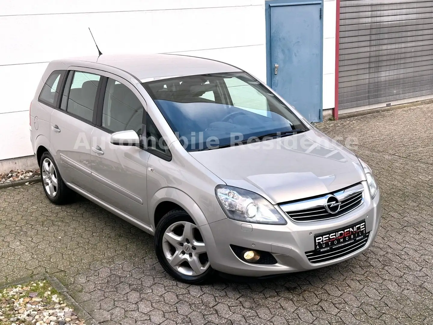 Opel Zafira B Innovation 2.2 AUT*PDC*TEMP*XENON*7SITZ Silber - 1