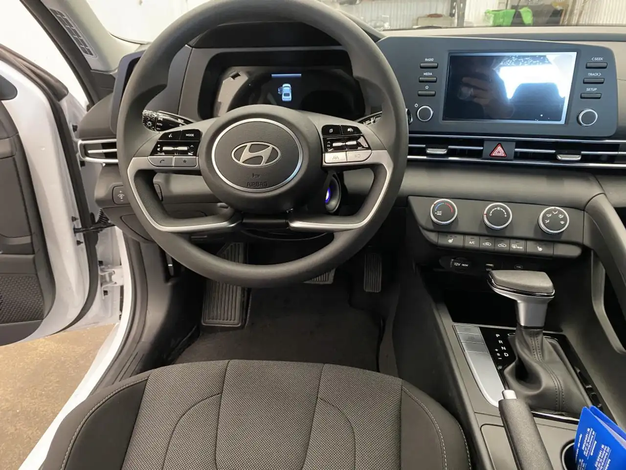 Hyundai ELANTRA photo Hyundai ELANTRA