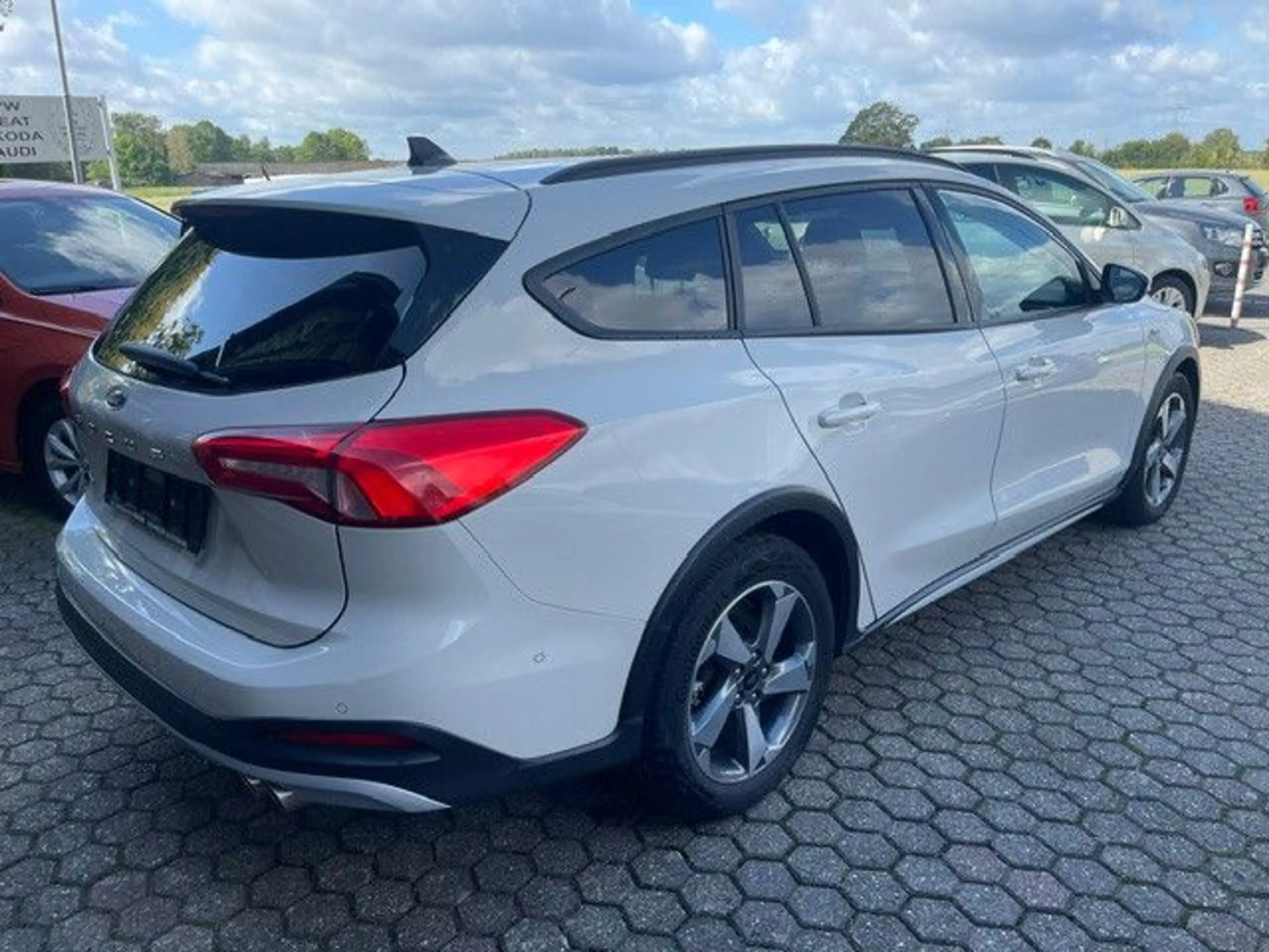 Ford Focus 1,0 92kW Active X Tur. Autom. *HUD*RFK*B&O — photo 4