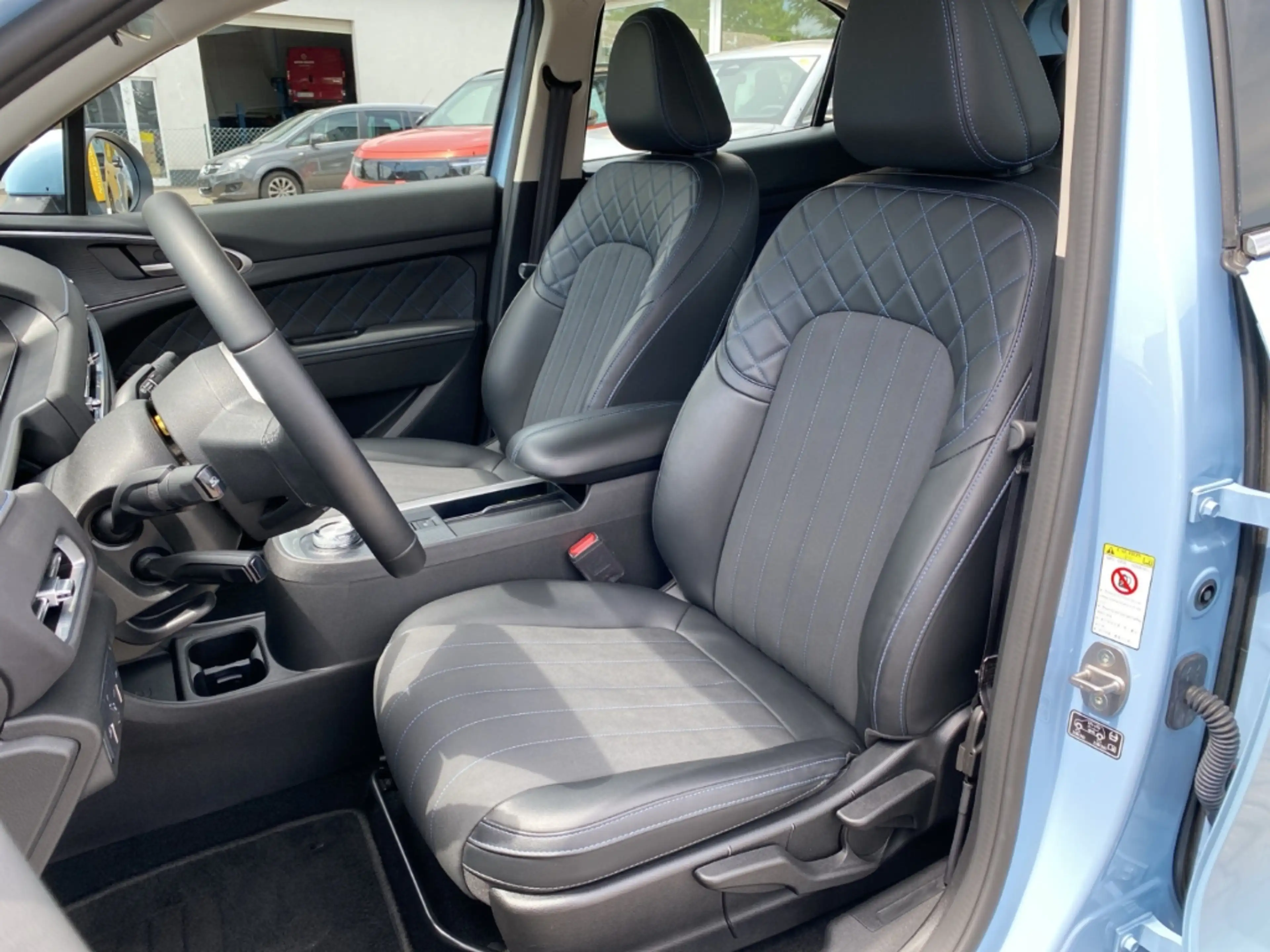 GWM ORA 03 300 Basis 48 kWh Navi 360 Kamera LED DAB — photo 7