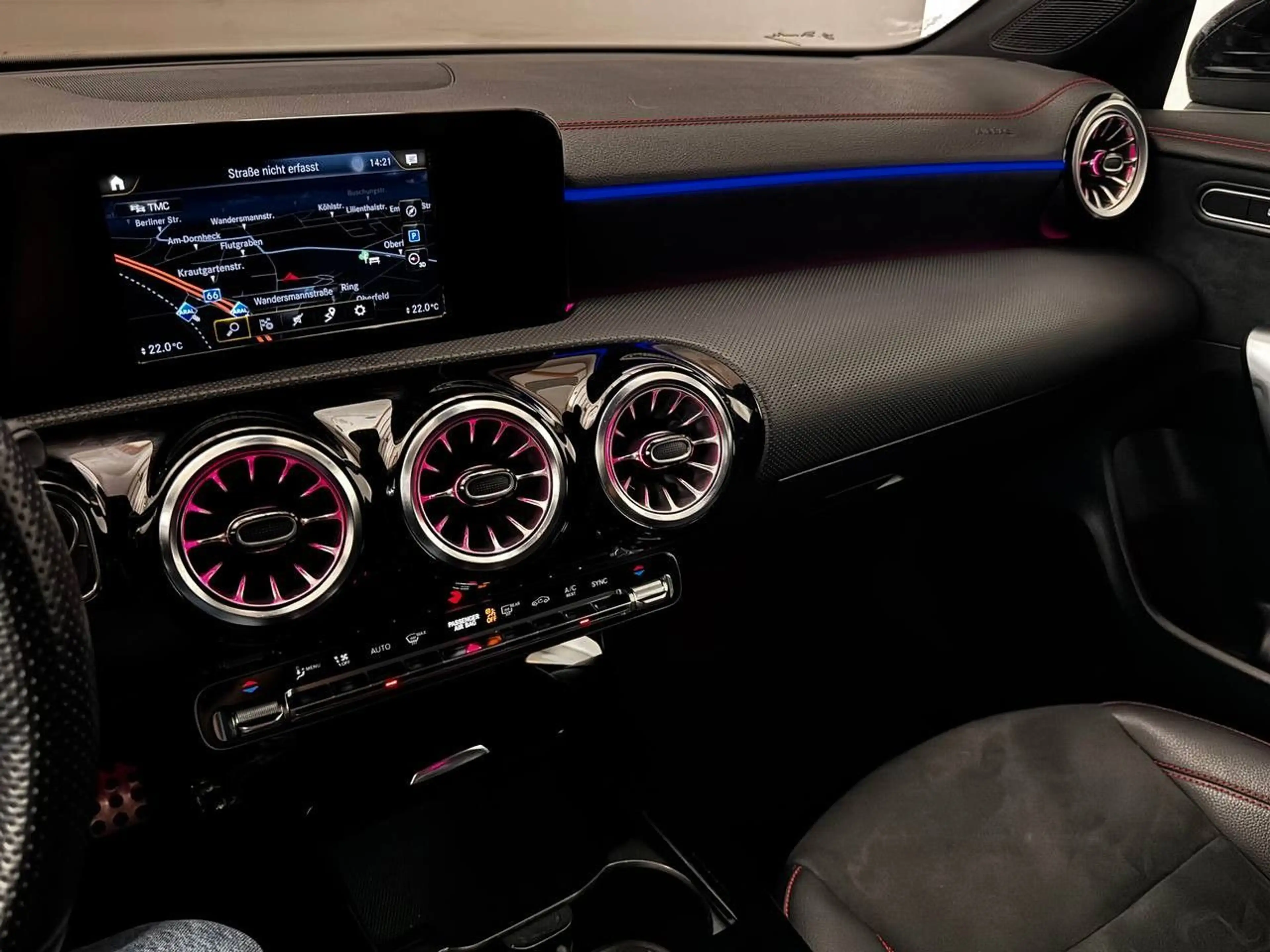 Mercedes-Benz CLA 220 d AMG Line — photo 13