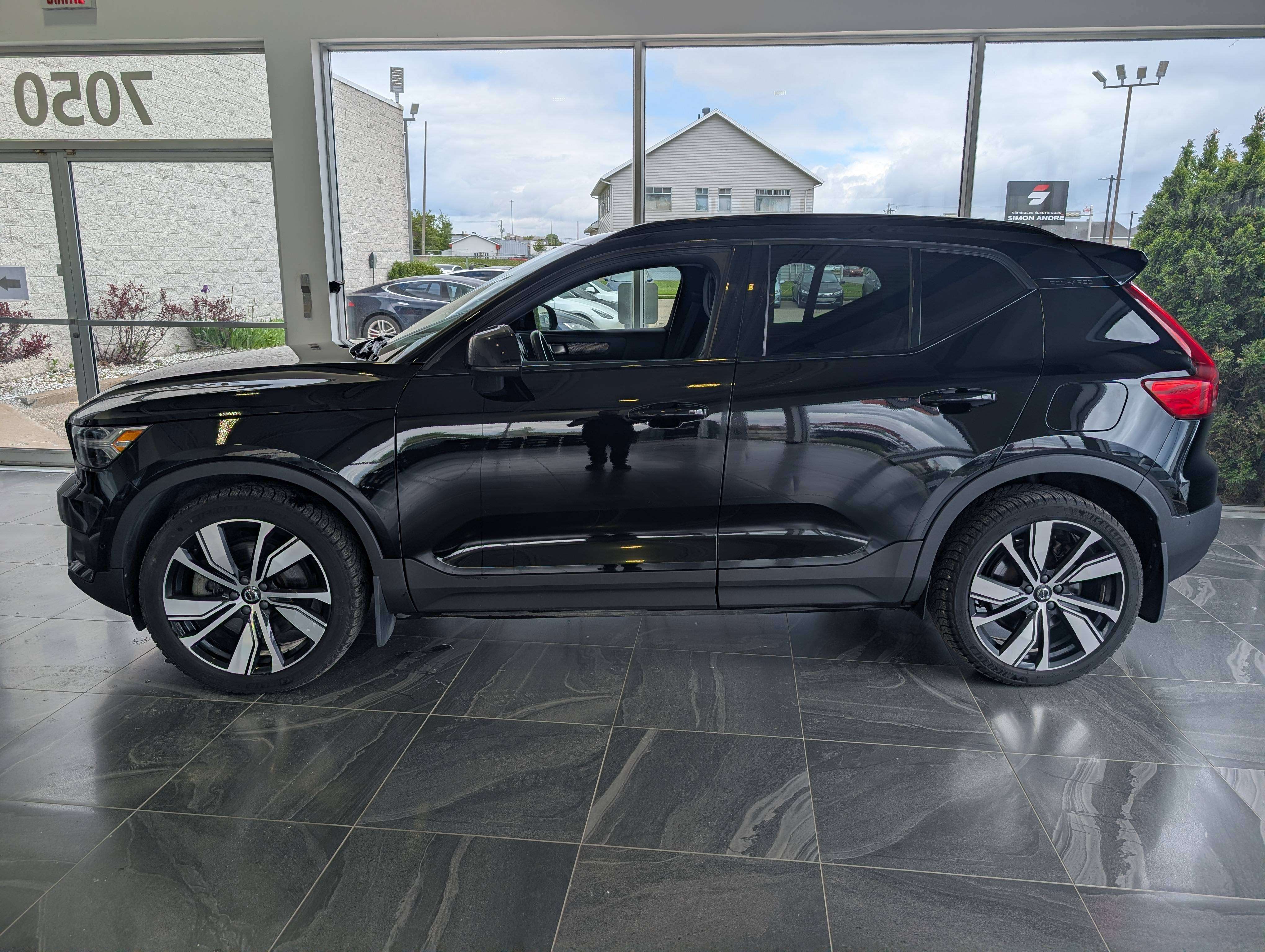 2022 Volvo XC40 XC40 Recharge Pure Electric alt 2