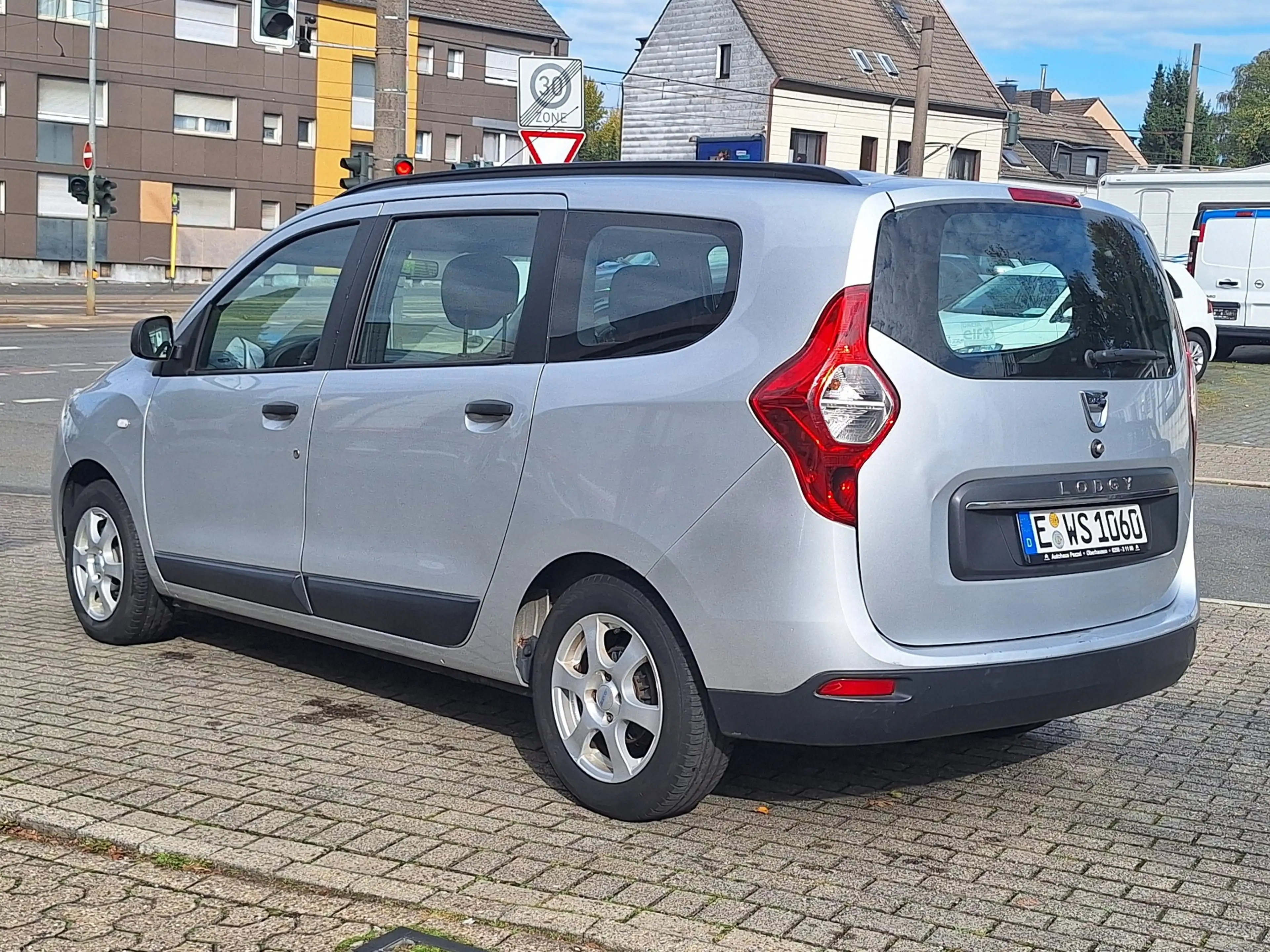 Dacia Lodgy Lodgy SCe 100 Essentiel 7 Sitze Klima Scheckheft!! — photo 8
