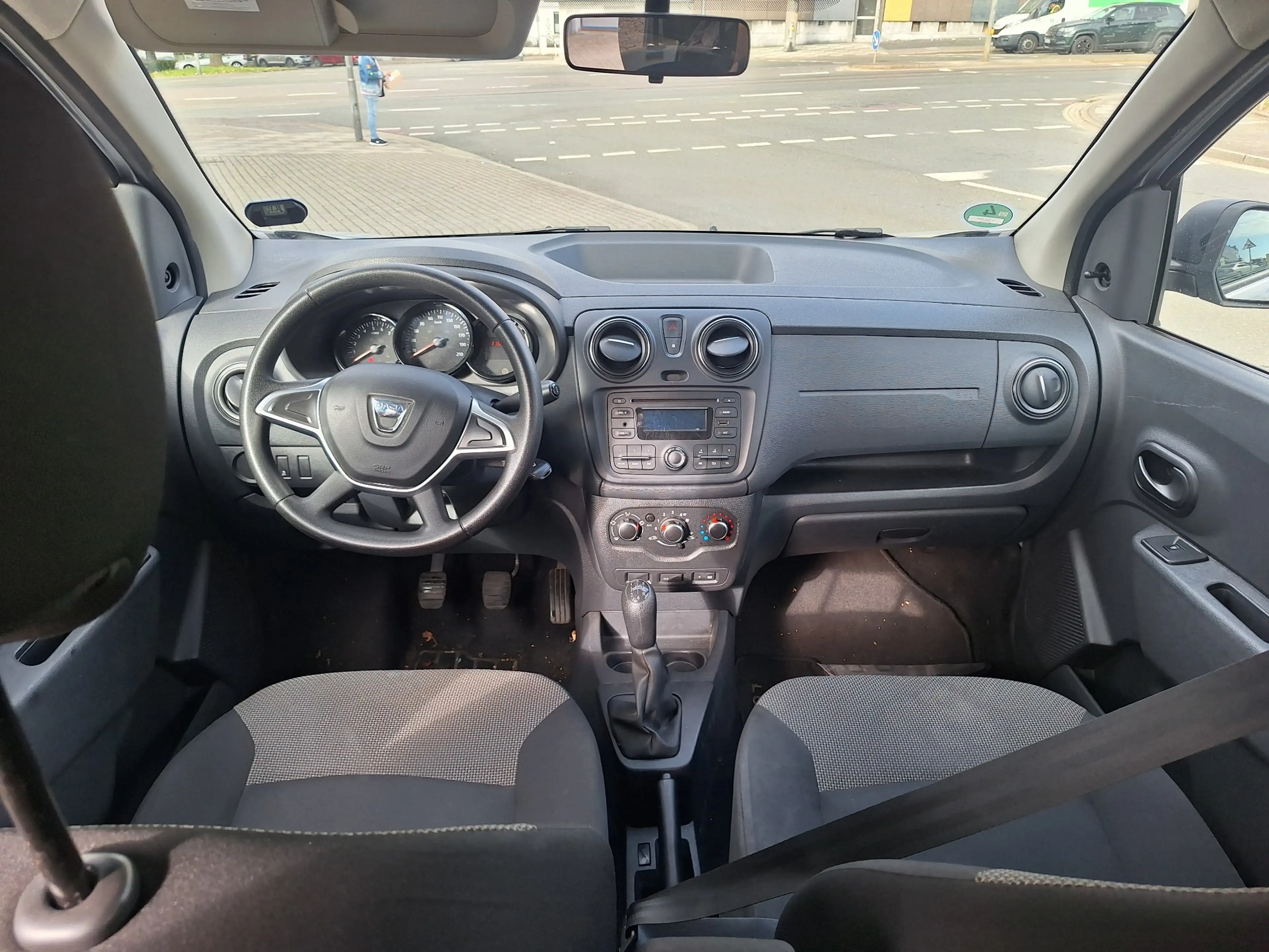 Dacia Lodgy Lodgy SCe 100 Essentiel 7 Sitze Klima Scheckheft!! — photo 9