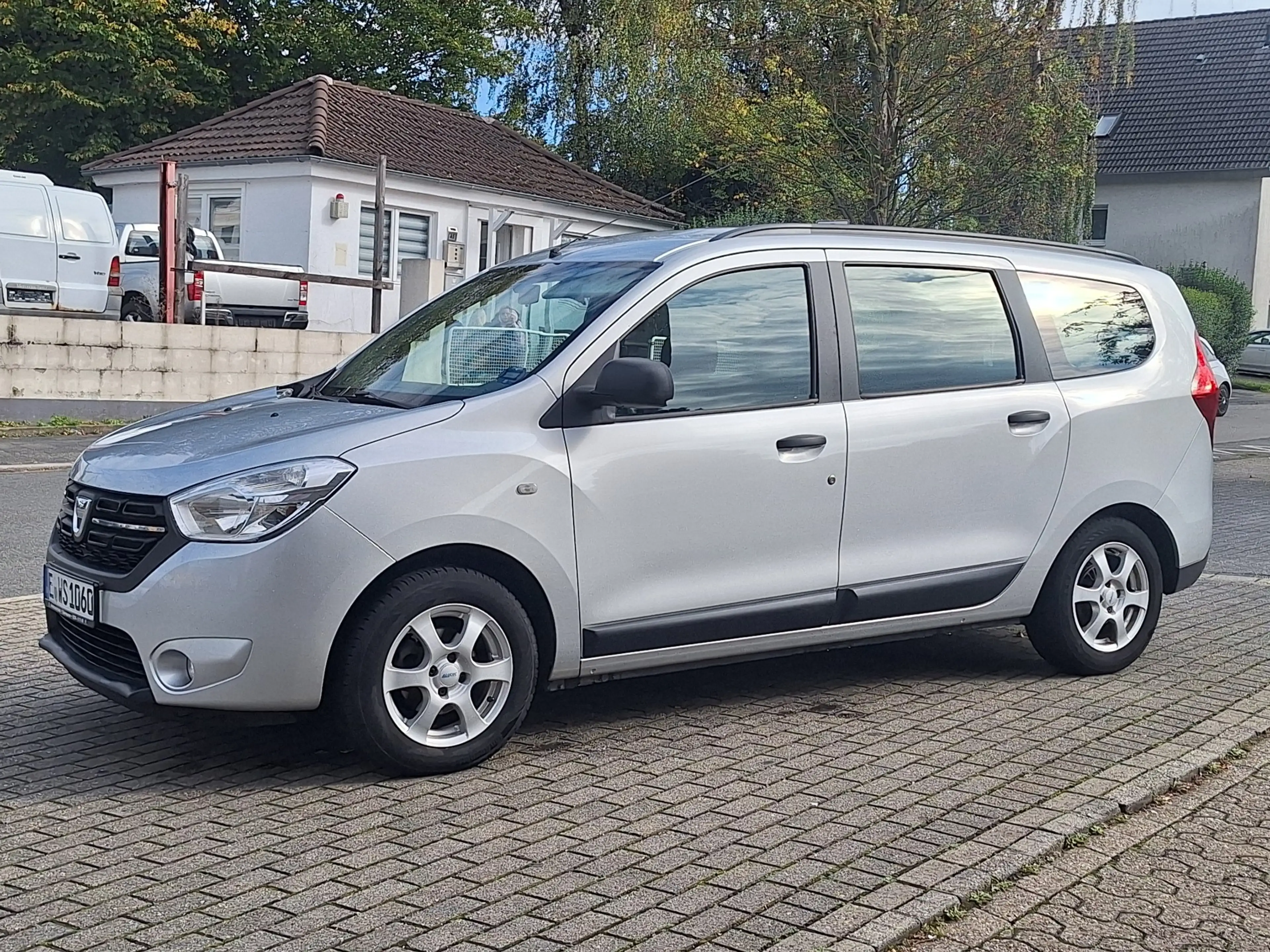 Dacia Lodgy Lodgy SCe 100 Essentiel 7 Sitze Klima Scheckheft!! — photo 2