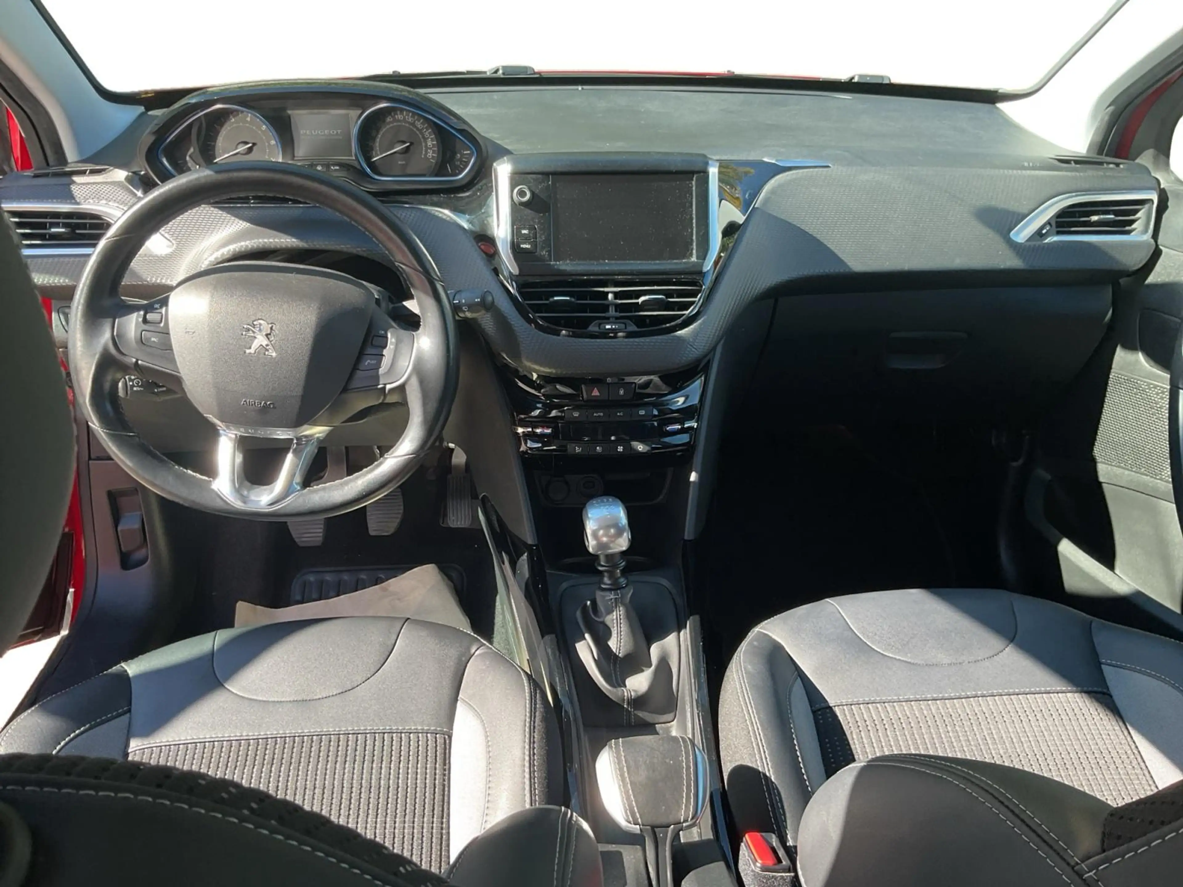 Peugeot 2008 Allure Purtech 130 — photo 11